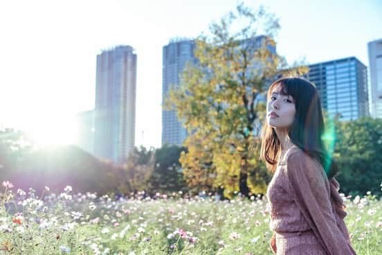 竹本茉莉さんのインスタグラム写真 - (竹本茉莉Instagram)「. 秋桜と夕陽と。 撮っていただいたもの、 どれを載せようか迷ったけれど 光の感じが違って全部好きで 選べませんでした🌇 . . . . . . .  . #ポートレート #ポートレート撮影 #秋桜 #コスモス #写真好きな人と繋がりたい #photography #japanesegirl  #카메라 #사진 #풍경 #寫真」11月13日 0時37分 - matsuri_morikawa