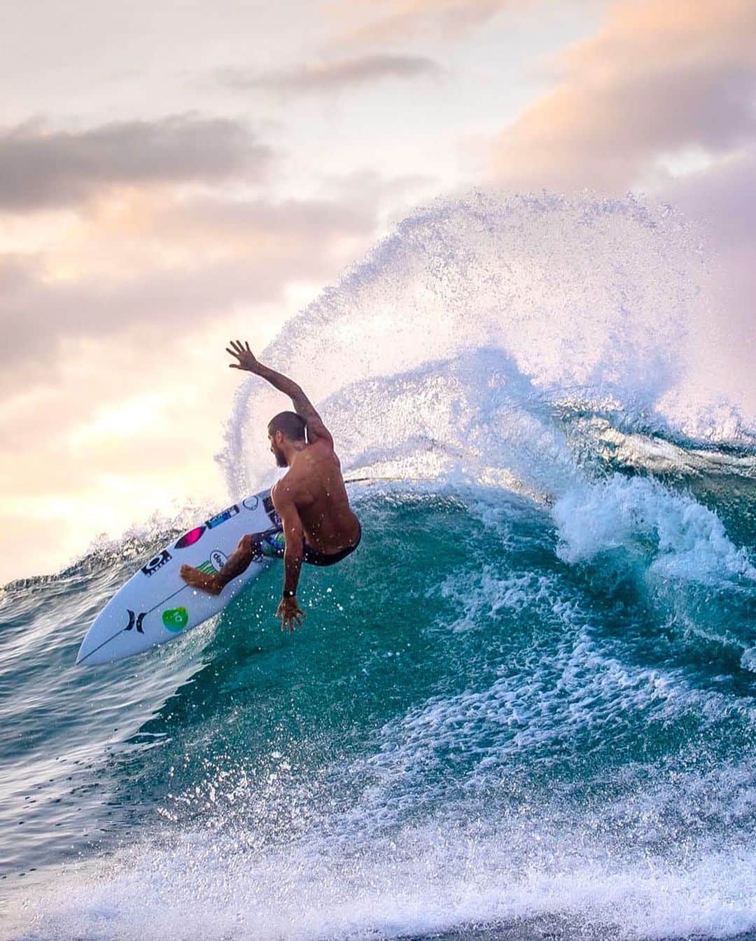 OAKLEYのインスタグラム：「Comitted to the craft. 🌊 @filipetoledo #ForTheLoveOfSport」