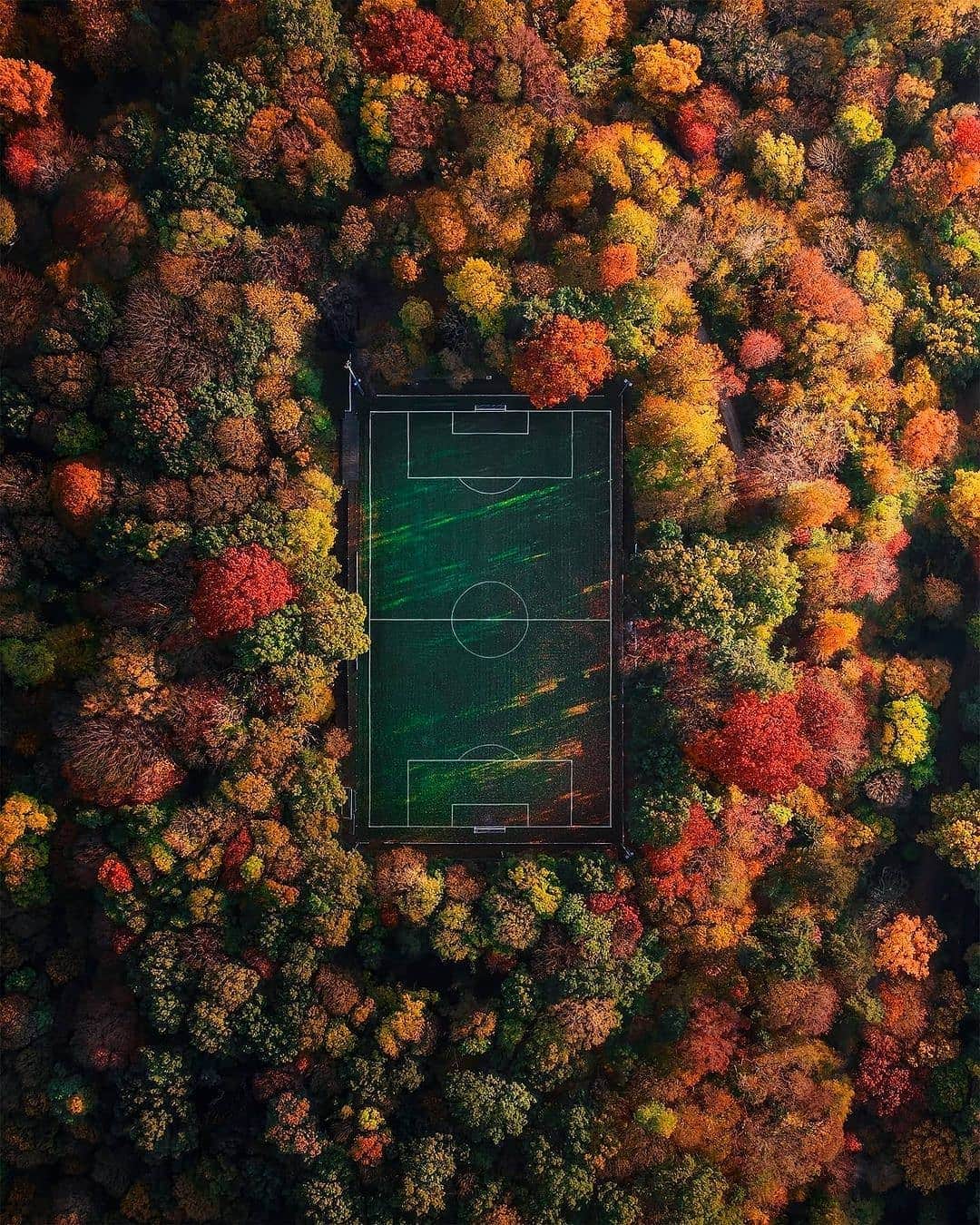 BEAUTIFUL DESTINATIONSさんのインスタグラム写真 - (BEAUTIFUL DESTINATIONSInstagram)「Shall we play? ⚽️ Imagine having a game amidst auburn foliage and the chilly autumn breeze! Just make sure not to kick the ball too far beyond—you might just get lost, or get distracted and go on your own adventure. 😄🍁  Would you play a game here, @433, @leomessi, @cristiano, @neymarjr, @jamesrodriguez10, @marcelotwelve, @iamzlatanibrahimovic, @garethbale11, @k.mbappe, @paulpogba, @sergioramos, @_rl9, @luissuarez9? 🙌🏼  📸 @sebastien.nagy 📍 Belgium」11月13日 0時38分 - beautifuldestinations