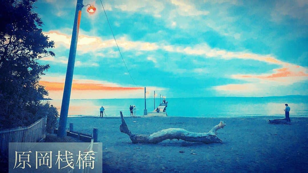 大山恵理乃のインスタグラム：「#女子旅 #千葉県 #房総 #原岡桟橋﻿ 昼と夜で景色の変幻。  可愛いカタチの木のベンチが、 昼間はカワイイ景色画を演出してくれて、 ﻿  夜は 灯りが灯る街灯が、 幻想的な景色画を演出してくれはります。 ﻿ ﻿  ﻿ #原岡海岸 #岡本海岸 #房総半島 #レトロな橋 #日本の風景 #日本の絶景 #日本の景色 #岡本桟橋 #夕日﻿ ﻿ ﻿ #일본 #치바현 #보소반도 #일본여행 ﻿ #japan #japantravel #japantrip #travelphotography #japan_of_insta #otonatabi_japan #japantravelphoto #photo_travelers ﻿ #chiba #bosohanto #haraokabeach #haraokasanbashi #okamotosanbashi ﻿」