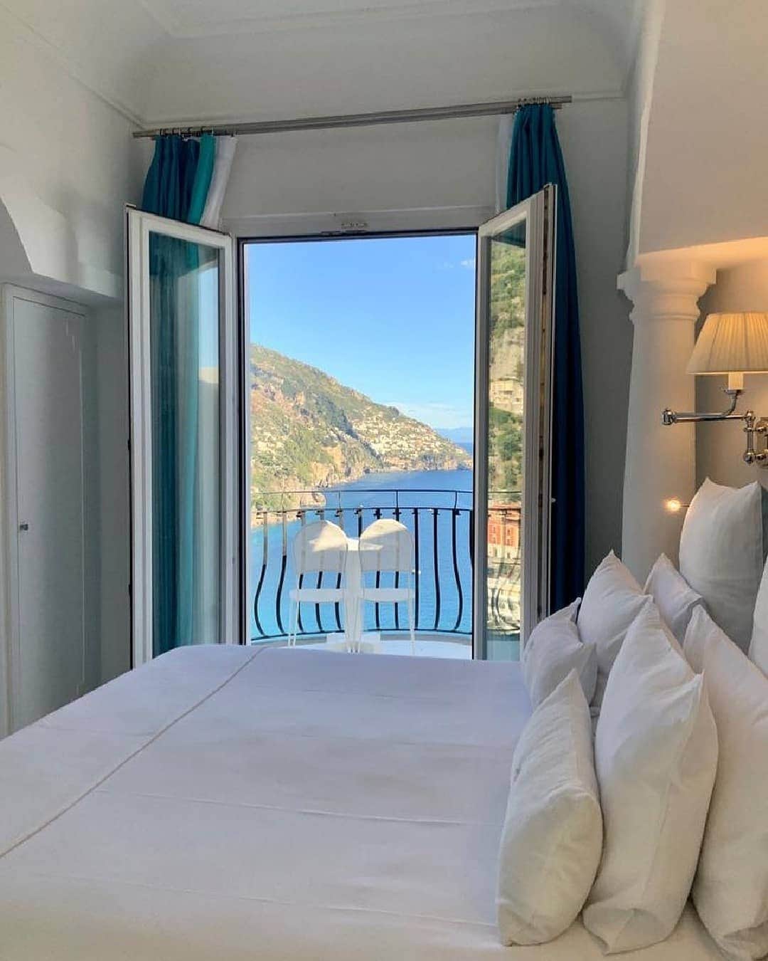 BEAUTIFUL HOTELSさんのインスタグラム写真 - (BEAUTIFUL HOTELSInstagram)「It's a beautiful & sunny day in Positano! This gorgeous hilltop retreat offers sweeping views of the Mediterranean Sea and its beaches. 🏖️   Each of @villafrancapositano's rooms has a balcony to better enjoy the exquisite views of the Amalfi Coast. ✨ What are you waiting for?  And to complete your stay, don't forget to take a dip in their rooftop pool and dine in their in-house restaurant! 😋 Will we see you here?  📸 @alifeiimagined and @agirlwhoblooms 📍 @villafrancapositano, Italy」11月13日 0時41分 - beautifulhotels