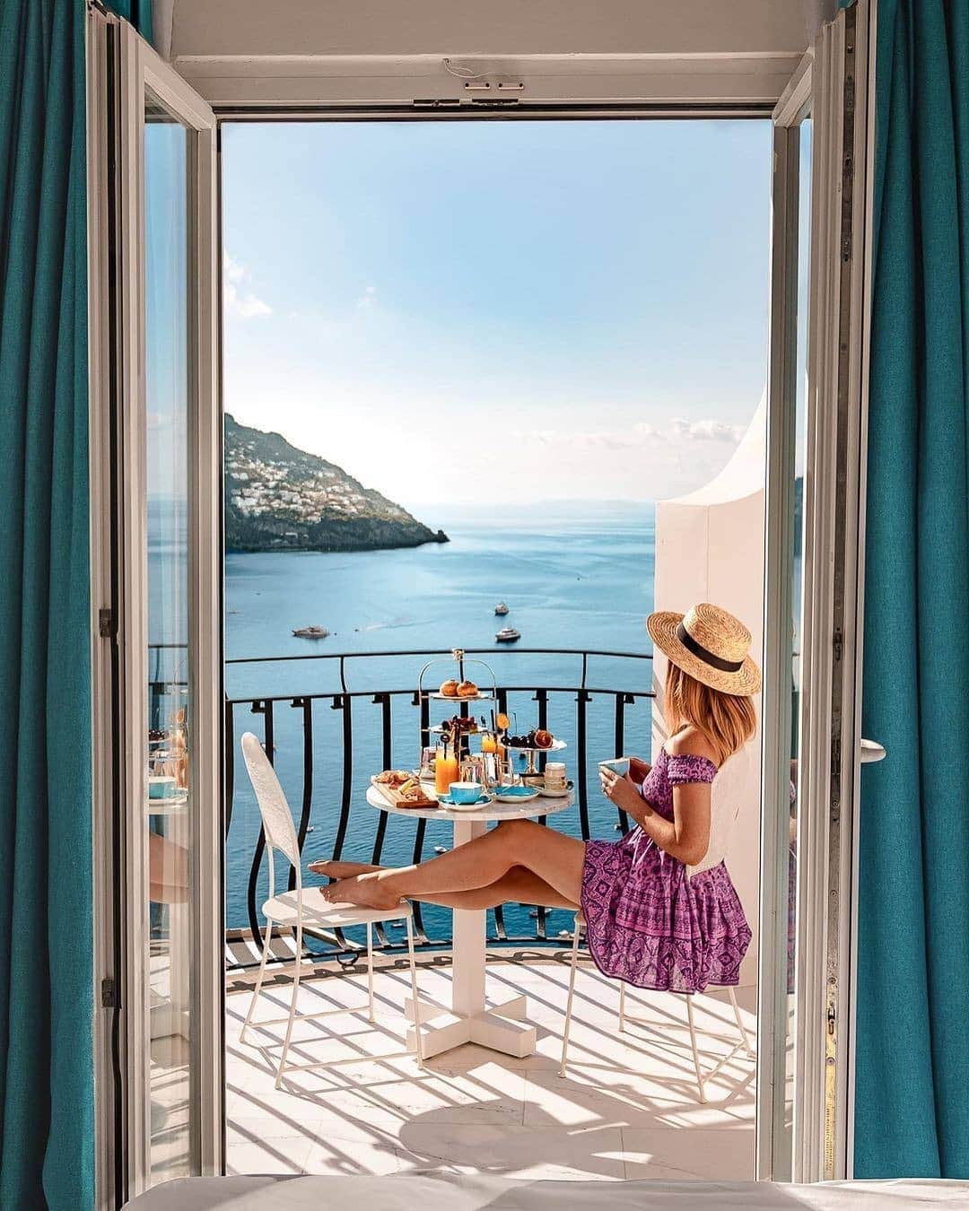 BEAUTIFUL HOTELSさんのインスタグラム写真 - (BEAUTIFUL HOTELSInstagram)「It's a beautiful & sunny day in Positano! This gorgeous hilltop retreat offers sweeping views of the Mediterranean Sea and its beaches. 🏖️   Each of @villafrancapositano's rooms has a balcony to better enjoy the exquisite views of the Amalfi Coast. ✨ What are you waiting for?  And to complete your stay, don't forget to take a dip in their rooftop pool and dine in their in-house restaurant! 😋 Will we see you here?  📸 @alifeiimagined and @agirlwhoblooms 📍 @villafrancapositano, Italy」11月13日 0時41分 - beautifulhotels