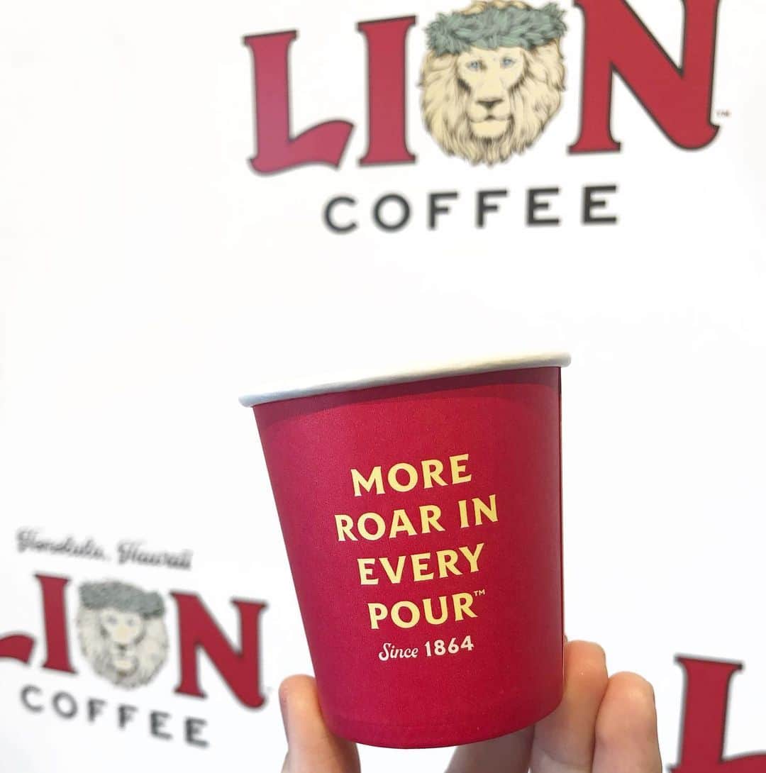 のインスタグラム：「ロコにも人気!!😆ハワイ土産の定番、ライオンコーヒーのカフェ🦁🤲🏼  ローカルも観光客も大好きなコーヒー「ライオンコーヒー」。工場でコーヒーやグッズが買えるだけでなく、自慢のコーヒーもその場で楽しめるって知っていますか？現在もテイクアウトのみで元気に営業中なのでコーヒー好きは要チェックですよ!!  https://alohagirl.me/I0001946  #alohagirl #mahalo #hundreddreams #ハワイ #ホノルル #オアフ #ワイキキ #アロハ #アロハガール #ハンドレッドドリームス #ハワイ旅行 #ハワイ大好き #ハワイ好き #ハワイ在住 #ハワイ好きな人と繋がりたい #deckwaikiki #コーヒー #カフェ #写真好きな人と繋がりたい #wholefoods #ホールフーズマーケット #acaibowl」