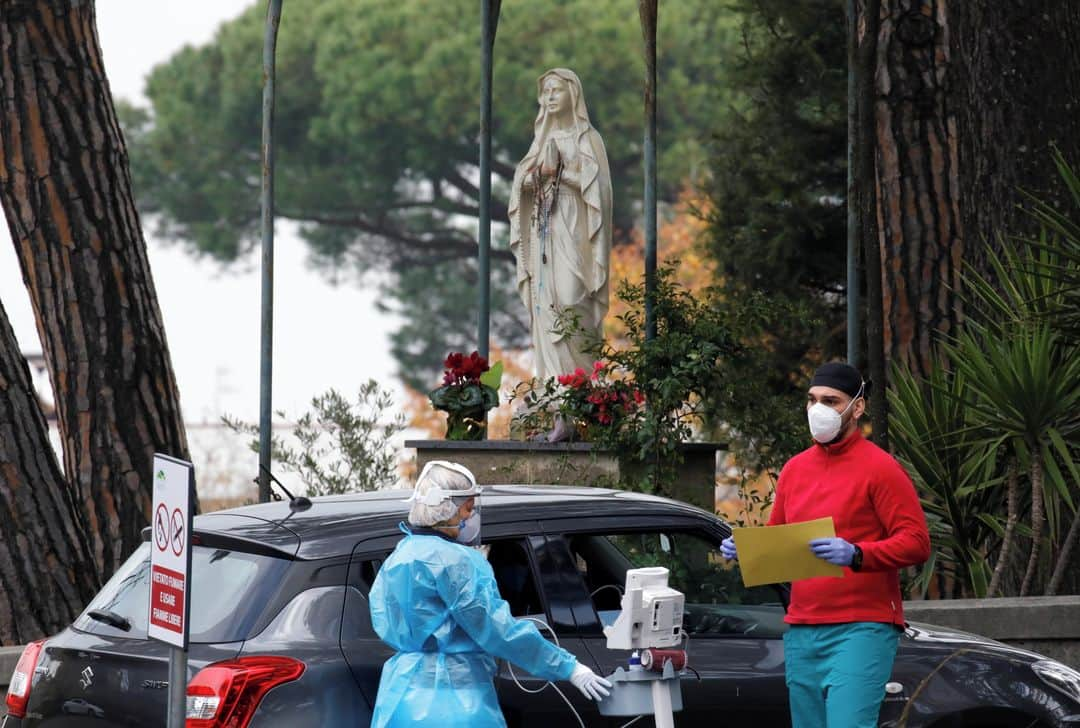 ルモンドさんのインスタグラム写真 - (ルモンドInstagram)「En Italie, la seconde vague de Covid-19 est en pleine remontée, menaçant de saturation les hôpitaux du pays dans une proportion comparable au printemps dernier. Aujourd’hui au plan national 52% des lits sont déjà occupés par des patients Covid-19, au dessus du seuil d’alerte fixé à 40% par les autorités. 9 des 21 provinces du pays sont en zone d’alerte maximale, avec des taux d’occupation des lits par des patients Covid de 75% pour la Lombardie, 92% pour le Piémont, et 99% pour le Sud-Tyrol. Dans tout le pays on s’organise pour ne pas remplir les hôpitaux et pouvoir continuer à assurer le suivi des patients habituels hors-covid, ainsi que des urgences liées aux accidents dont le flux est beaucoup plus élevé que lors de la vague du printemps, les mesures de confinement étant plus souples cet hiver, notamment sur les déplacements personnels en voiture.⁣ A l’hôpital Cotugno de Naples par exemple, on place sous oxygène des patients directement dans leurs voitures, sur le parking du centre hospitalier, afin de libérer de la place à l’intérieur pour les cas les plus sérieux.⁣ -⁣ Des patients sont traités à l’oxygène dans leurs voitures, devant l’hôpital Cotugno de Naples, le 12 novembre. Photo : Ciro De Luca (@cirodelucapix) /Reuters⁣ -⁣ #coronavirus #covid #italie」11月13日 0時58分 - lemondefr