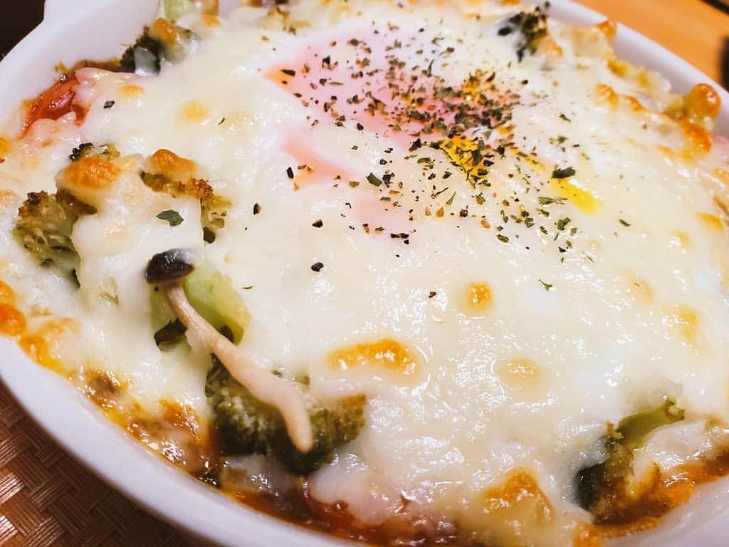 塩原康孝のインスタグラム：「焼きエッグチーズカレー カレーのあまり活用  #料理記録  #料理男子」