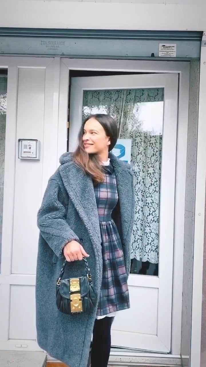 リュプカ・ゴイッチのインスタグラム：「[BEHIND THE SCENES] da susjedima otkrijem zasto svaki dan hodam s parnom postajom kroz park 😂 Jer je moja bolja od one u @joliepetitebyljupkagojic 😝 I jer jedina na svijetu prepoznaje kaj glaca pa sama prilagodjava temperaturu i kolicinu pare 💨 @philips_hr #PerfectCare9000」