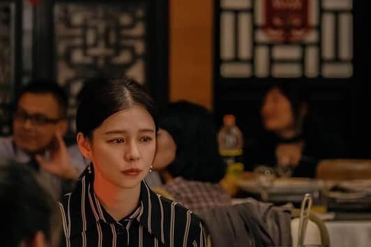 吳子霏（Ellen Wu）さんのインスタグラム写真 - (吳子霏（Ellen Wu）Instagram)「﻿ 《孤味》的故事從臺南林家開始，同樣身為臺南女兒，在看電影的時候更加有共鳴，無論是阿嬤作為一家之主，有許多的不得已與堅強；與親戚之間的尷尬，舅舅的絮絮叨叨，林家與陳家的死結；姐妹之間，有許多的心疼，說不出的，也不知道該怎麼說。﻿ ﻿ 電影用許多寫實生活的角度來表現，也完整呈現家人之間才會有的對話，時不時跟著哭，跟著笑。﻿ ﻿ 難以用簡短一句話來形容這部電影的好看，只能說，一起來進戲院看《孤味》吧！﻿ 看看你家的故事，隔壁阿姨家的故事，或是阿公阿嬤的陳年往事。﻿ ﻿ 更重要的是，V姐演二姐很厲害很好看喔😜﻿ @vivianhsu.ironv﻿ ﻿ 電影 #孤味﻿ 片尾曲 #別人的﻿ 導演 #許承傑﻿ ﻿」11月13日 1時00分 - ellenwuuuuu