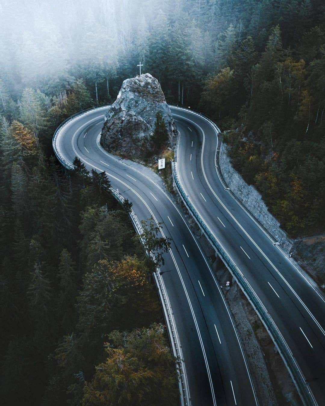 Discover Earthさんのインスタグラム写真 - (Discover EarthInstagram)「Let us know where you've seen the most impressive roads.  #discovergermany🇩🇪 with @maik_lipp  . . . . . #germany  #deutschland  #roads  #nature  #travel  #photography  #roadtrip  #road  #mountains  #sky  #travelphotography」11月13日 1時00分 - discoverearth