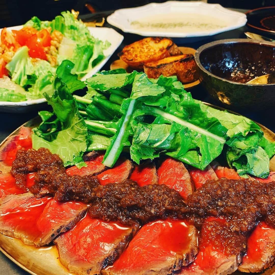 峰なゆかさんのインスタグラム写真 - (峰なゆかInstagram)「今日はチャラヒゲ得意料理のローストビーフ、カブのポタージュ、グレープフルーツとクルミのサラダでした！ #cooking #cookingathome #roastbeef #ローストビーフ　#チャラヒゲ」11月13日 1時01分 - minenayuka