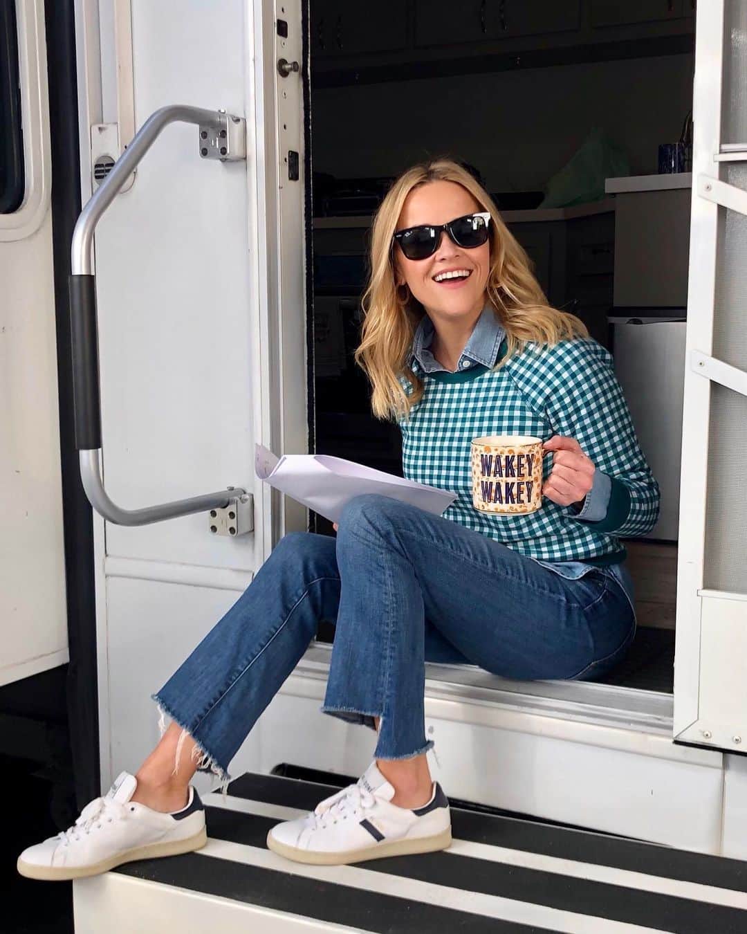 リース・ウィザースプーンのインスタグラム：「Wakey wakey. It’s back to work! @themorningshow ☕️」