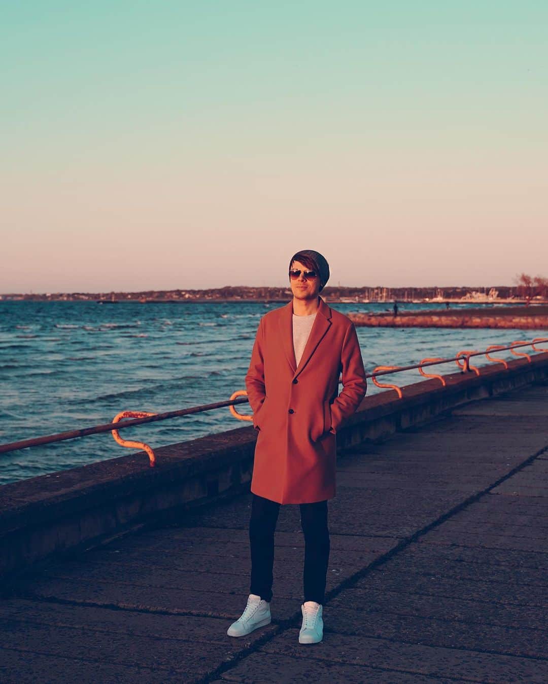 シン・コールのインスタグラム：「😎🌆 added new beats to my SYNERGY playlist on spotify」