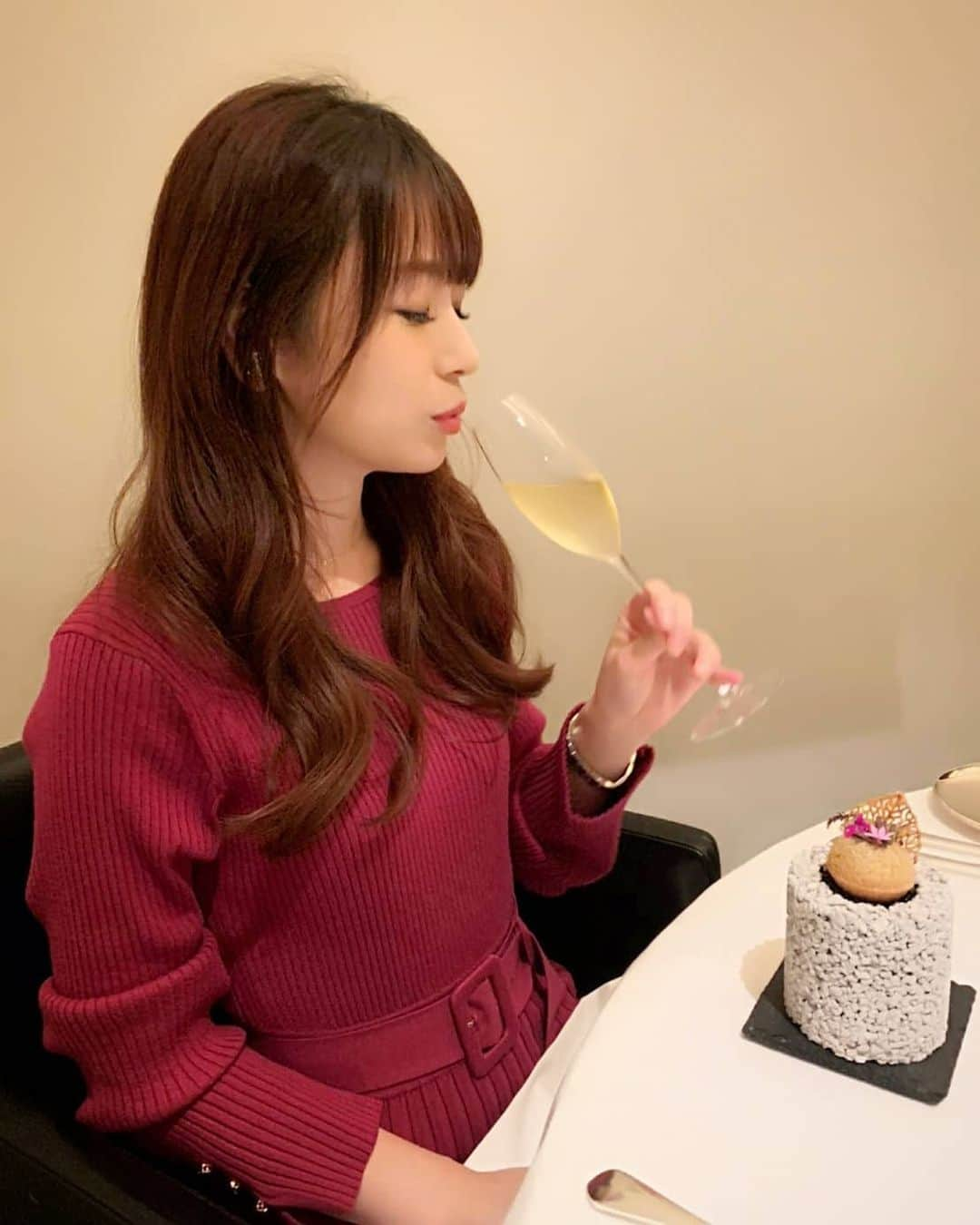 畠山優梨枝さんのインスタグラム写真 - (畠山優梨枝Instagram)「牡蠣のジュレがとっても美味しかったのでこれは載せておかなくてはと✨磯の香りがたまらなかったです🌊 お肉もとっても好みでした💗横からの眺めが素敵です💕 ワインも選んでもらいましたよ🍷楽しいひとときでした💓  #エディションコウジシモムラ #六本木#editionkojishimomura#フレンチ#六本木フレンチ#ミシュラン#牡蠣#ワイン#東京グルメ#語彙力なし#食レポ苦手」11月13日 1時15分 - yurieyurieee