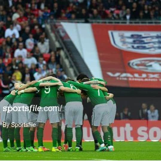 ロビー・キーンさんのインスタグラム写真 - (ロビー・キーンInstagram)「Best of luck to The Boys in Green tonight☘️TBT playing England at @wembleystadium ended up a draw shame there’s no fans at the stadium as it’s always a momentous occasion. #coybig #ireland」11月13日 1時09分 - robbiekeane