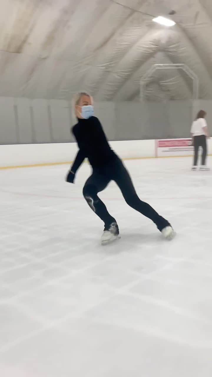 キーラ・コルピのインスタグラム：「I like me better when I’m with you @lauvsongs   🎥 by @dayanadanilova」