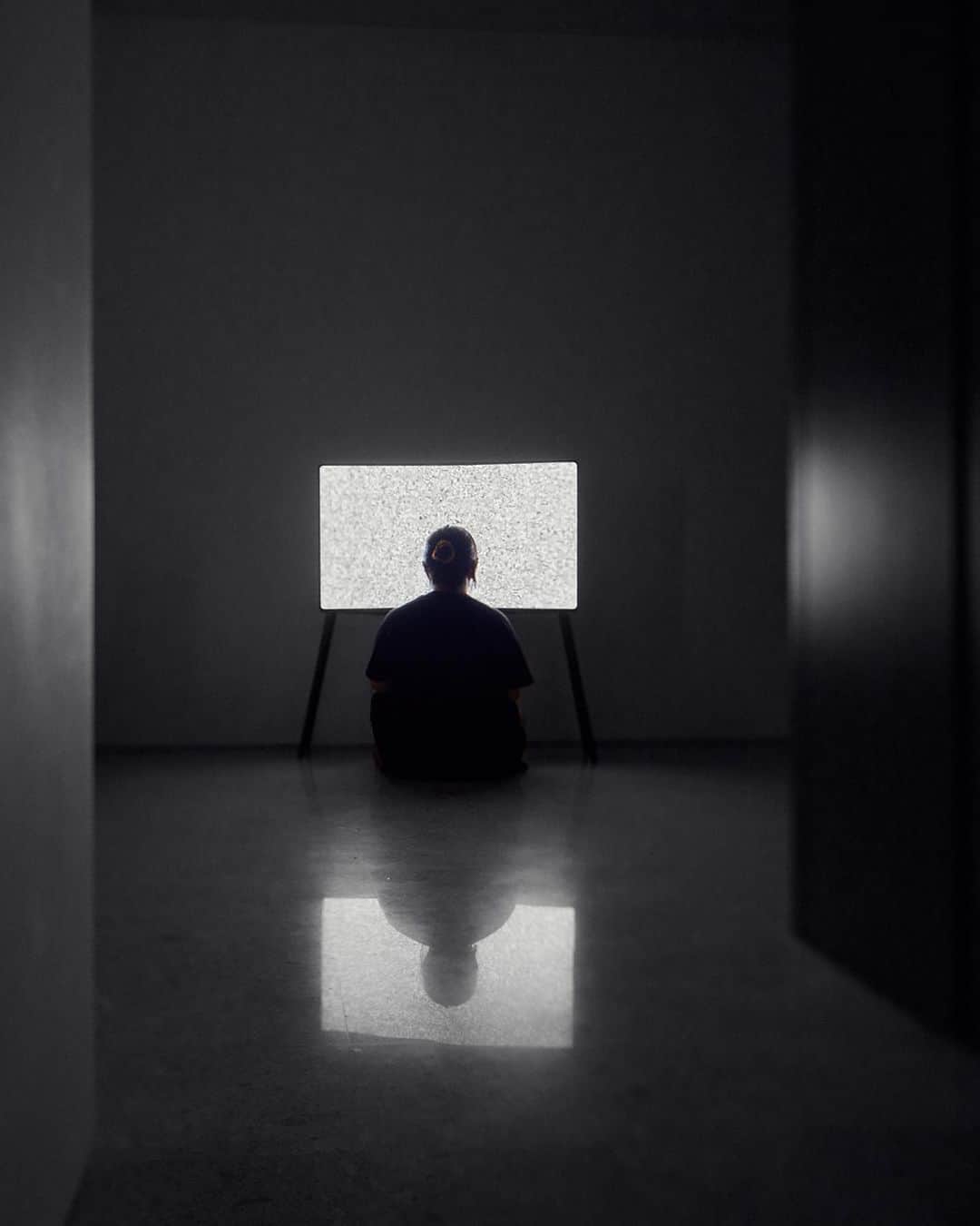 オーデマ・ピゲさんのインスタグラム写真 - (オーデマ・ピゲInstagram)「Cao Fei’s latest artwork “Isle of Instability” is a multi-media installation commissioned by Audemars Piguet Contemporary. It was imagined and produced this year in the artist’s apartment in Singapore, which became a makeshift studio during the time that she lived there with her family, away from her home, studio and day-to-day habits in Beijing. “Isle of Instability” premieres in Shanghai today, at West Bund Art & Design, where it is on view to the public for the duration of the fair (11-15 November).   #AudemarsPiguet #APxArt #WestBundArtFair」11月13日 1時10分 - audemarspiguet