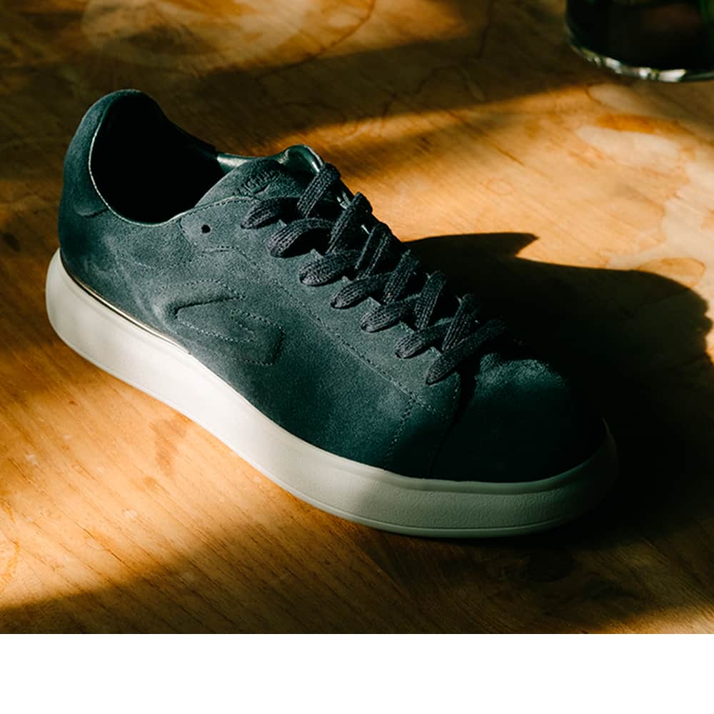 アルベルトガルディアーニのインスタグラム：「Level yourself with our blue suede sneakers.⁣ #Guardiani #MenShoes」