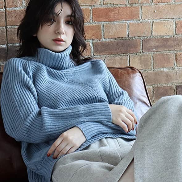 ozoc_officialのインスタグラム：「【ワンマイルから楽しむ　Own Zone Original Comfort】 ﻿ ﻿ ……………………………………………………﻿ ﻿ テレワークにも慣れ、 ﻿ 自宅で過ごす時間が長くなった今年。 ﻿ 部屋着としても、そのままちょっとした外出にも使え ﻿ る新定番、“ワンマイルウェア”。 ﻿ 新しいスタイルで、自分らしく快適におしゃれを ﻿ 楽しみたい女性に向けて、 ﻿ 1week着回しコーディネートをご紹介いたします﻿ ﻿ ◾︎Sunday  好きなドラマを一気見 思いっきりリラックスして過ごす日曜日﻿ ﻿ ……………………………………………………﻿  ﻿ #OZOC #オゾック﻿ ﻿ #coordinate #ファッション　#コーディネート #コーデ #大人カジュアル #カジュアルコーデ #大人かわいい #ootd #code #outfit #fashion #きょコ #リラックスコーデ #autumn #秋スタイル #秋コーデ #秋ファッション #シンプルコーデ #今日のコーデ　#着回しコーデ」