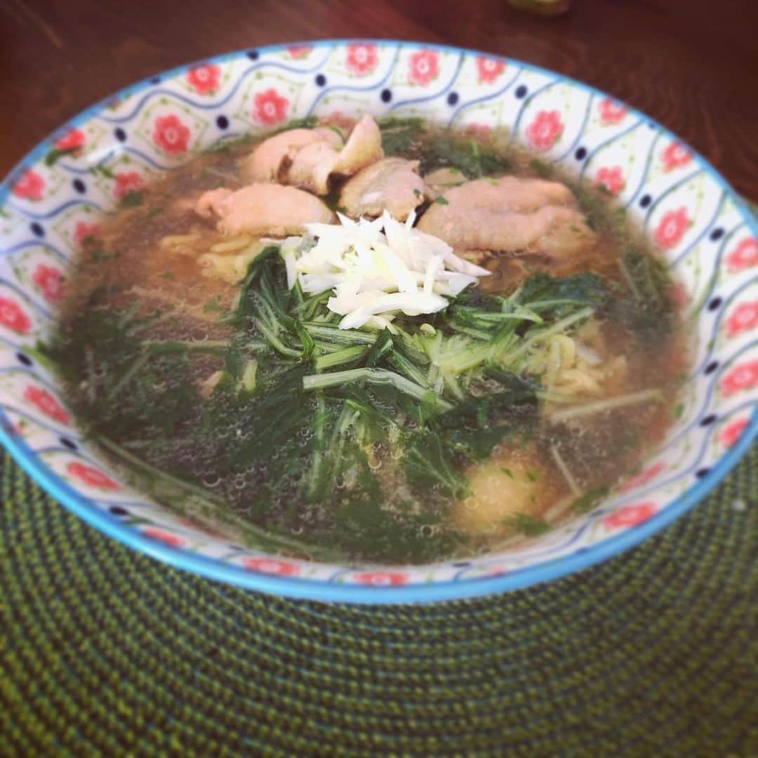 team_omotesandoのインスタグラム：「寒い時はパイタンはりはりラーメン🍜 Makes me warm😊  #丁寧な暮らし #ラーメン #手作りラーメン #おうちごはん #littlehappiness #littleappreciationpost #littlethankyou #ramennoodles #homelunch #おうち時間」