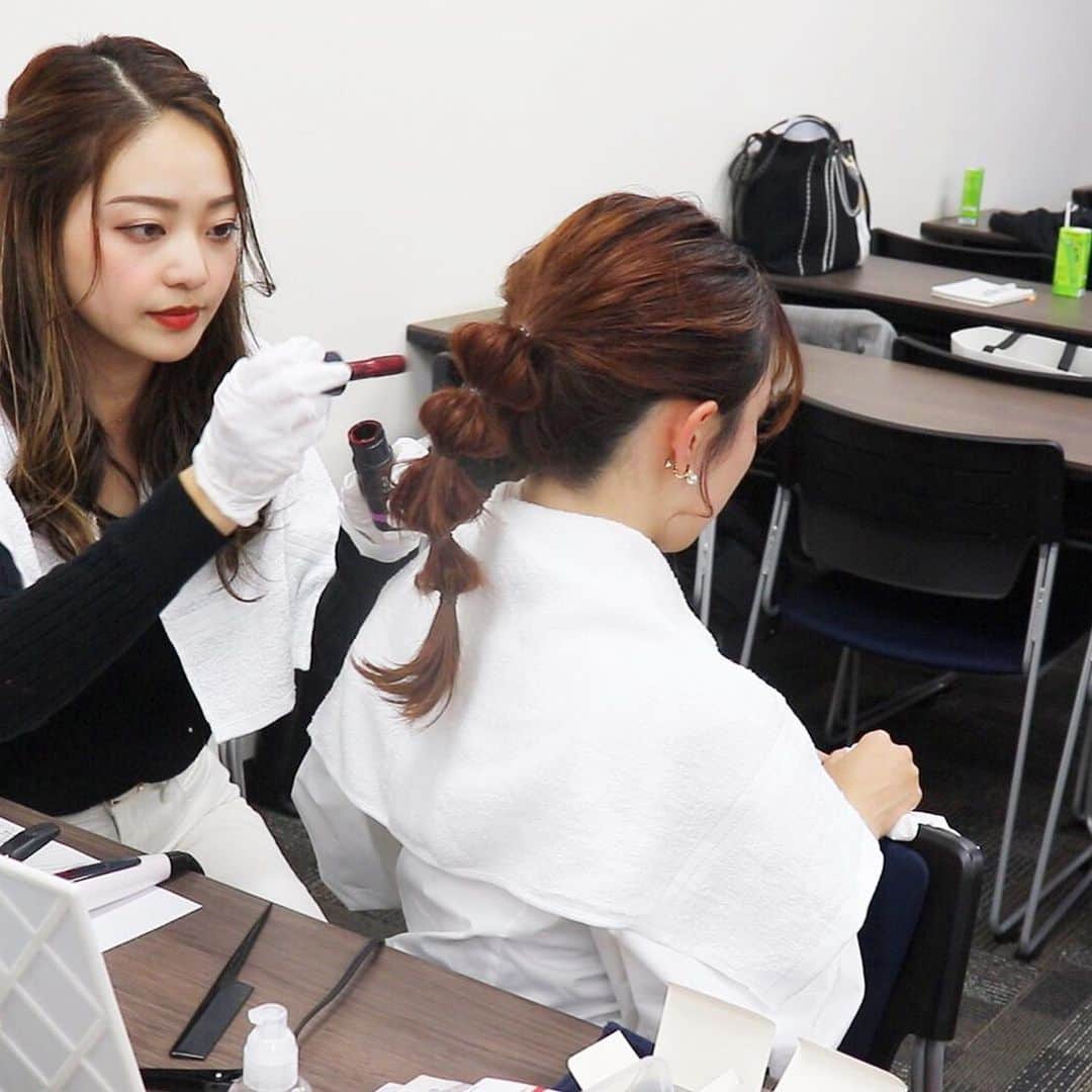 前谷楓さんのインスタグラム写真 - (前谷楓Instagram)「📍リーゼ様(@liese_official_jp )からヘアアレンジを提案いただき、1日だけ髪色を変えられる  #ヘアモンスター を使ってヘアチェンジにチャレンジ！🎵✨ ． 私がこんな感じになりたい！！ と言う印象に合わせて、考えていただきました〜！！😆🤍🤍 ． 簡単に髪の毛に付けれて、オフもお湯でしっかり落とせたよ〜👌✨ 気分転換や、イメチェンに！！🎵 ． #PR_花王#ヘアモンスター #ミスコン#ミスコンファイナリスト #ミスコン2020 #ミスキャンパス関西学院 #ミスキャンパス #エナジー溢れるお姉さん#イメチェン#気分転換#簡単ヘアアレンジ #ヘアアレンジ#ヘアアレンジ簡単」11月13日 12時04分 - bibi_pilates