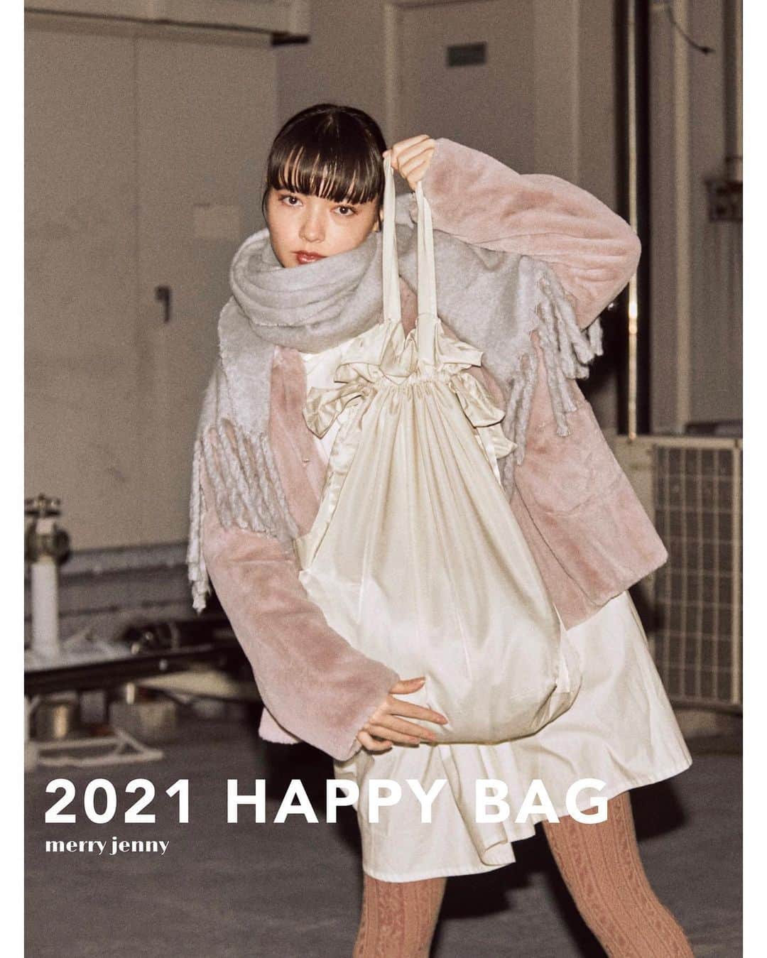 merry jennyさんのインスタグラム写真 - (merry jennyInstagram)「【 2021 HAPPY BAG ! 】 ㅤㅤㅤㅤㅤㅤㅤㅤㅤ 本日 11/13 (fri)より、 official web store RUNWAY channel にて 2021 HAPPY BAGリクエストメール受付start♡ ㅤㅤㅤㅤㅤㅤㅤㅤㅤㅤ ＼ 11/26 (thu) 12:00~予約start！／ ◯ 2021 HAPPY BAG ¥11,000 (tax in) ㅤㅤㅤㅤㅤㅤㅤㅤㅤㅤ 毎年大人気の merry jenny Happy Bag！  ㅤㅤㅤㅤㅤㅤㅤㅤㅤㅤㅤㅤㅤ 2021年のHappy Bagは、 ふわふわの触り心地がたまらないエコファーコート、 オールシーズン使える！ ㅤㅤㅤㅤㅤㅤㅤㅤㅤㅤㅤㅤㅤ 大人気リボンシャツミニワンピース、  フリルポケット×くま刺繍が人気のスウェット、 冬のマストアイテム！ ㅤㅤㅤㅤㅤㅤㅤㅤㅤㅤㅤㅤㅤ あったかBigストール、 計4点、merry jenny定番人気のアイテムたちを オリジナルBig巾着トートにぎゅっと詰め込みました❤︎ ㅤㅤㅤㅤㅤㅤㅤㅤㅤㅤㅤㅤㅤ 本格的なエコファーコートや 定番人気No.1ワンピースも入ってお得…！ ㅤㅤㅤㅤㅤㅤㅤㅤㅤㅤㅤㅤㅤ Happy Bagのアイテムだけで merryらしいスタリングが完成！  ㅤㅤㅤㅤㅤㅤㅤㅤㅤㅤㅤㅤㅤ 1つ1つのアイテムが定番人気の アイテムだからもちろん別々でも楽しめます◎ ㅤㅤㅤㅤㅤㅤㅤㅤㅤㅤㅤㅤㅤ 計4点のアイテムたちは キュンときた2カラーをご用意しました ❤︎ カラーは届いてからのお楽しみ！ ㅤㅤㅤㅤㅤㅤㅤㅤㅤㅤ ㅤㅤㅤㅤㅤㅤㅤㅤㅤㅤ #merryjenny #メリージェニー  #2020aw #winter #surrealisme  #HAPPYBAG #福袋 #RUNWAYchannel」11月13日 12時07分 - merryjenny_instagram