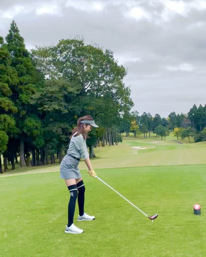 のインスタグラム：「* ドライバー復活してきたよーーー🥺⛳️💛  ラウンド前日にT'sでレッスンしてもらって 右腰に空間あくようなイメージで振ってみた🏌️‍♀️ 先生が持ってる棒に腰が当たらないような感じ🤔 レッスンでは少し極端にやってるかもだけど🙌🏻 @tsgolfacademy  @tsgolfacademy_akasaka  @tabuchi_nob_golf   コースだとまだ上手く出来なくて へなちょこショットも出るけど、 良い当たりも増えてきて嬉しい😂💛 この日は96てんだったよ⛳️  またレッスンいこ😚😚😚  #ゴルフ #ゴルフ女子 #武田奈津美 #golf #golfgirl #tokyo #japan #セントアンドリュース #StANDREWS #ゴルフコーデ #골프여자 #골프 #秋 #tsgolfacademy #ゴルフレッスン」