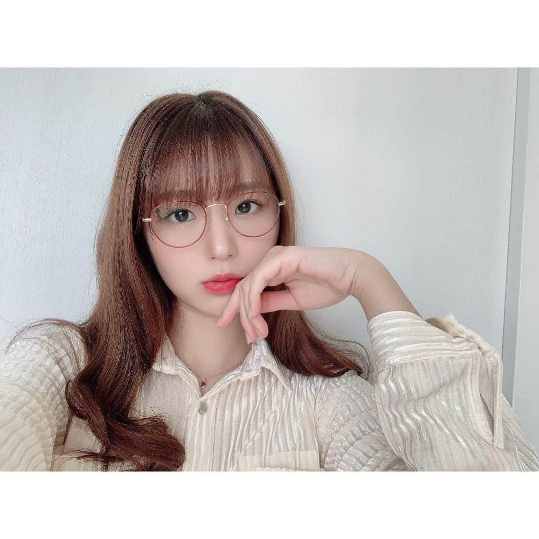 長谷川かすみのインスタグラム：「最近お気に入りのリップ付けてる。(リップは3枚目) これ付けてたら強くなれる気がする…！  #ロムアンド #romand #甘辛メイク #eatdotori #ロムアンド13 #おすすめ赤リップ」