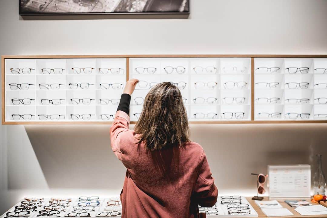 JINSのインスタグラム：「Don't waste time, your insurance benefits, HSA (health savings accounts) or FSA (flexible spending account) Dollars! Use them on prescription glasses or sunglasses at any JINS store or online before the year-end deadline.」