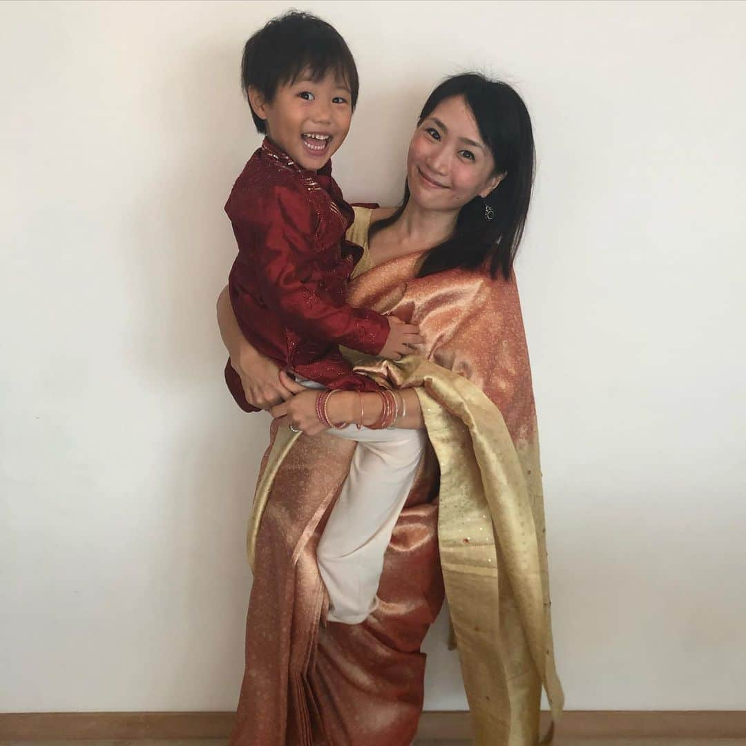 橋本麻里衣さんのインスタグラム写真 - (橋本麻里衣Instagram)「Happy Diwali..☺︎❤︎ ＊ ＊ 明日はディワーリー。 ヒンドゥー教の新年のお祝いの日です。 ＊ 息子の着ているインドの民族衣装クルターパジャマはリトルインディアのテッカセンターで去年購入したもの。 ＊ わたしのサリーは昔インドに留学していた頃にデリーのテーラー作ったものです。 ひとりで簡単に着られるようにとオーダーメイドでプリーツを縫い付けてもらったのですが、それでも着方を忘れてちんちくりんになってしまいました。 インド人に見られたら笑われてしまいそうですが、ディワーリーの記念ということで許してね..☺︎❤︎ ＊ #दीवाली#दीपावली#साड़ी#diwali#deepawali#sari#singaporelife#sglocallife#lifeinsingapore#igsg#sgig#シンガポールライフ#シンガポール生活#シンガポール在住#シンガポール子育て#シンガポールおすすめ#男の子のママ#生後22ヶ月#4歳#二児ママ#海外生活#ディーワーリー#ディーパーバーリー#サリー ☺︎」11月13日 10時48分 - mariihashimoto