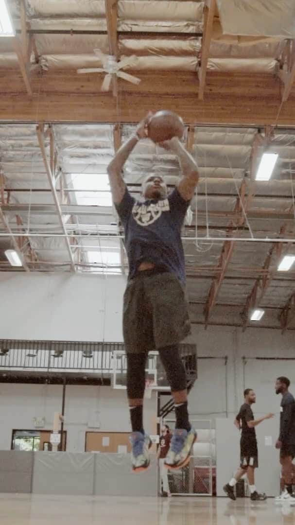 アイザイア・トーマスのインスタグラム：「🏀: @Yas_Jamar 🎵: @mozzy @dcmbrofficial  🎥: @teejayregan @slowgrindmedia」