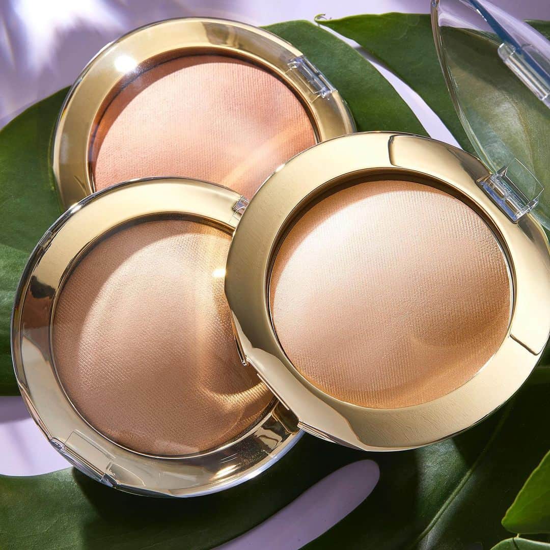 Tarte Cosmeticsさんのインスタグラム写真 - (Tarte CosmeticsInstagram)「Meet the powder version of our award-winning glow wand, NEW shape tape glow powder, now available EXCLUSIVELY @QVC! ✨ This TALC-FREE radiant baked finishing powder is golden hour in a powder with NO glitter or shimmer. It’s powered by our proprietary diamond complex™ to reflect light to neutralize look of discoloration, dullness & darkness anywhere you put it. PLUS, get our NEWEST launch with a FREE travel-size shape tape concealer + FREE fluffy complexion powder brush @QVC for ONLY $29 USD (a $71 USD value)! Link in bio to shop. #crueltyfree #rethinknatural #shapetapenation #doubledutybeauty」11月13日 11時00分 - tartecosmetics