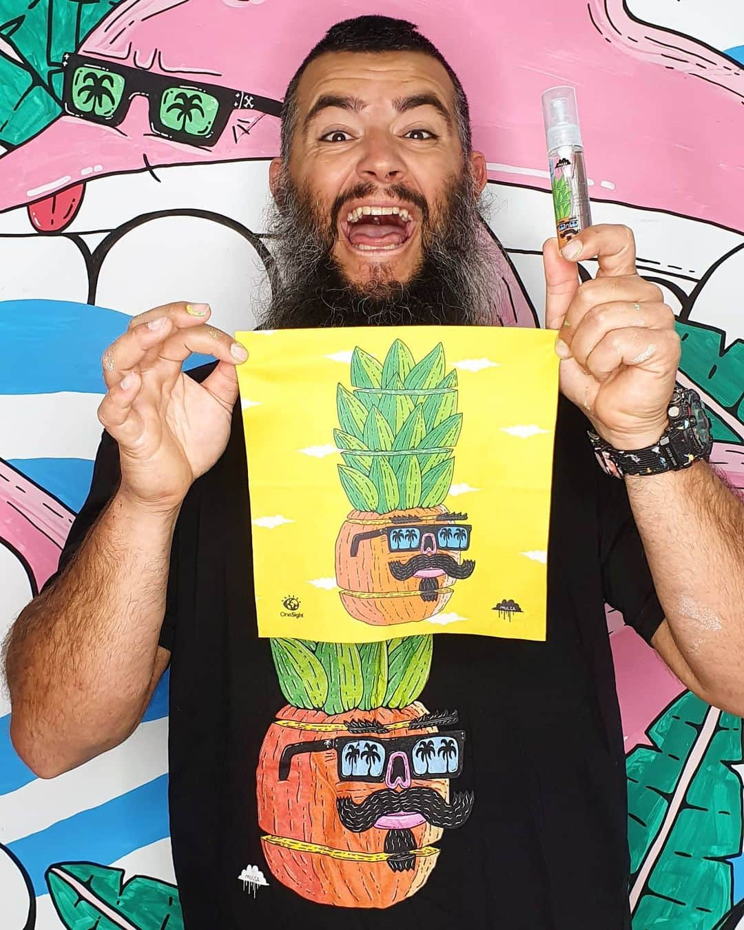 MULGAさんのインスタグラム写真 - (MULGAInstagram)「Whoot whoot! Chappy the Chopped Pineapple 🍍 glasses care kits have just landed in all the @opsm shops in Aus and NZ. ⁣ ⁣ $2 from every kit sold goes to @onesight who do great stuff for eyeballs all around the world 👀🌍😎. ⁣ ⁣ #mulgatheartist #onesight #opsm #pineappleart」11月13日 10時56分 - mulgatheartist