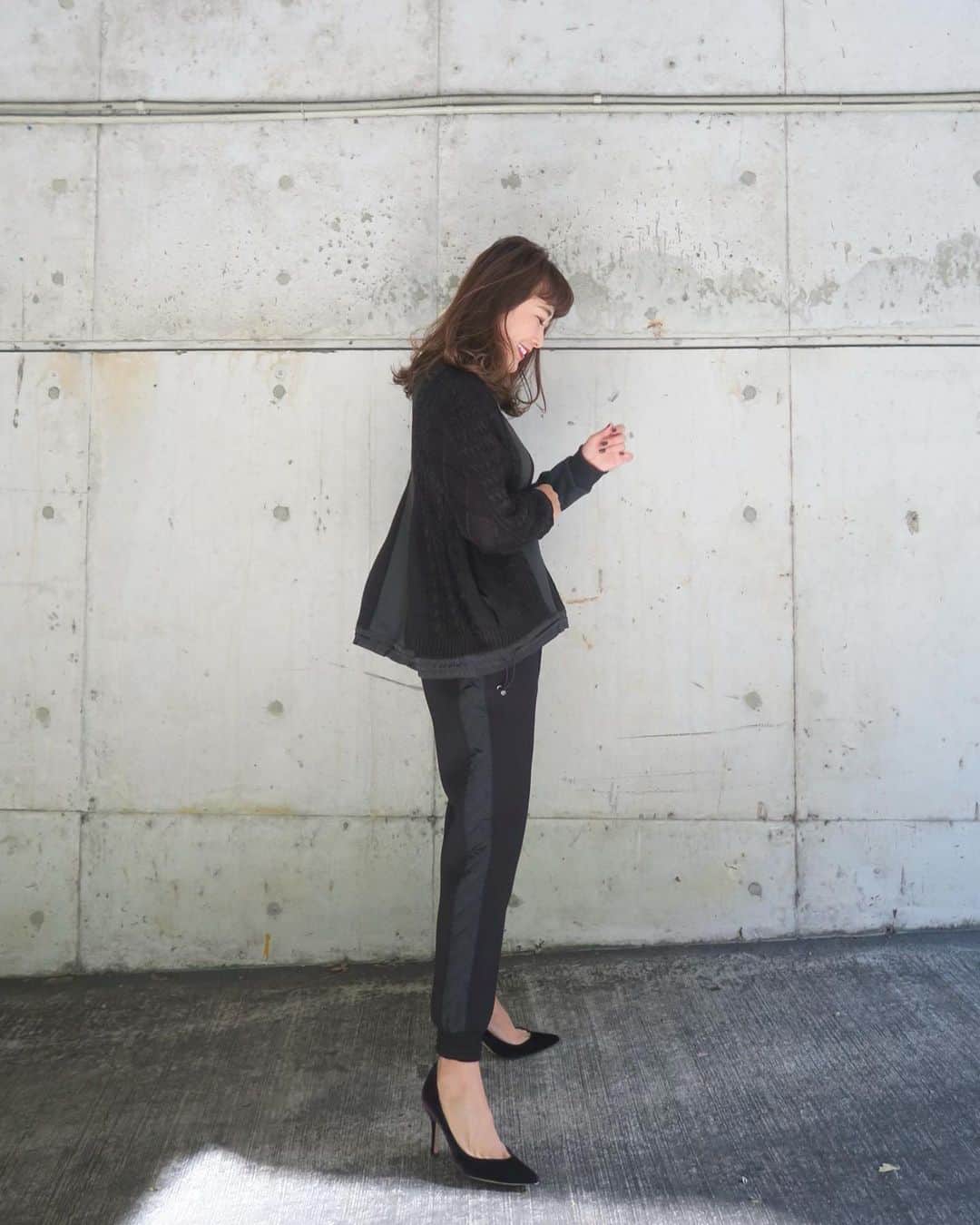 Mai Wakimizuさんのインスタグラム写真 - (Mai WakimizuInstagram)「久しぶりにall black coordinate!!発売を楽しみにしていたキルティングパンツ、履き心地最高抜群完璧♡笑 サイドのキルティング、後ろポケット、裾のリブなどこだわりポイント沢山！とにかくこの1本で一気にこなれた感が出てこの冬お気に入りの一つ♡合わせたニットはボンディングとのドッキングで、アジャスターで絞ると丸みのあるシルエットに。私は絞らずフレアバージョンで＼(^o^)／去年も大人気だったシリーズです♡ #wakkinstyle#ootd#coordinate#ママコーデ tops&pants:#linkable @linkable_official(来週19日発売予定) bag:#chanel shoes:#manoloblahnik」11月13日 11時09分 - wakkin__m