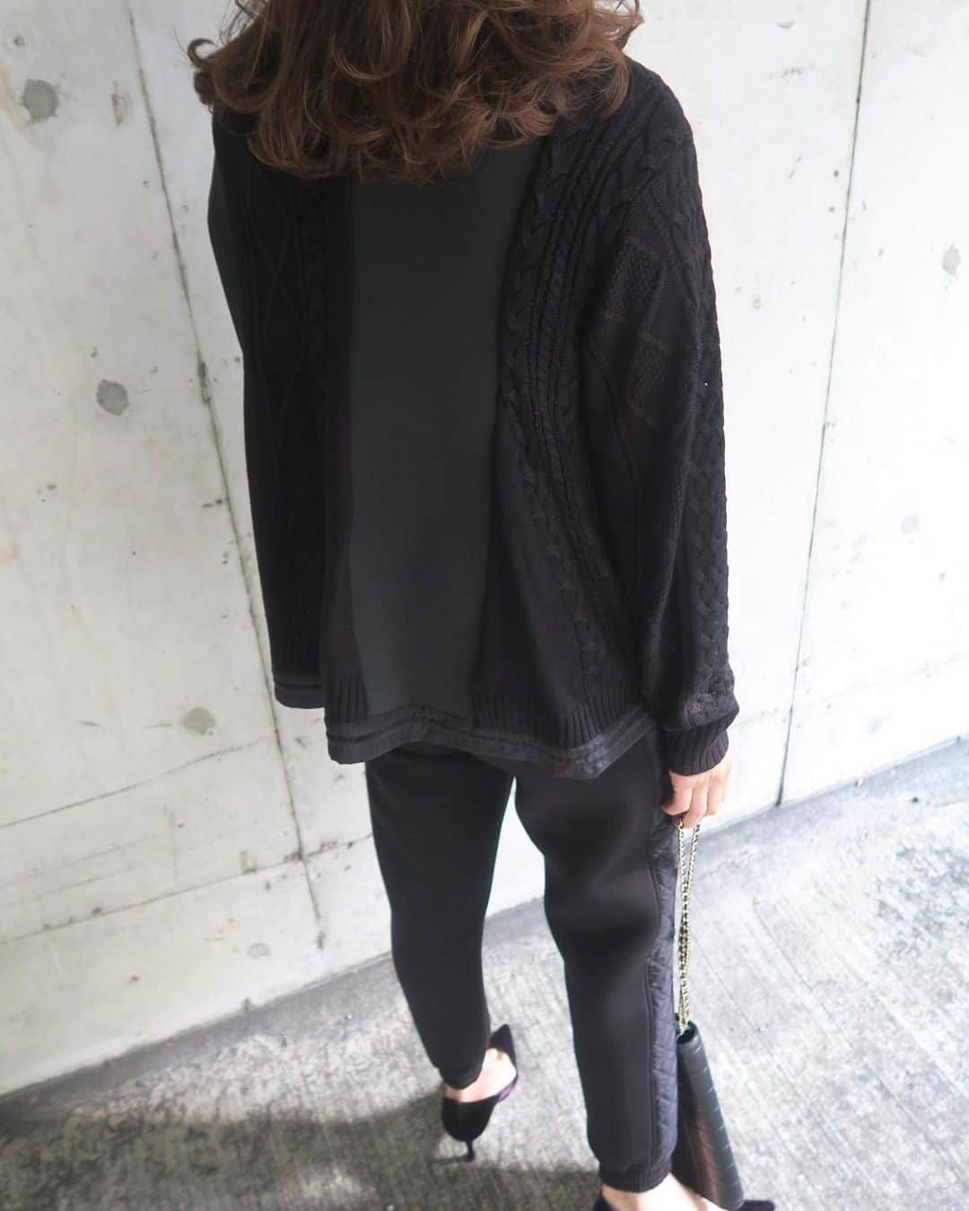 Mai Wakimizuさんのインスタグラム写真 - (Mai WakimizuInstagram)「久しぶりにall black coordinate!!発売を楽しみにしていたキルティングパンツ、履き心地最高抜群完璧♡笑 サイドのキルティング、後ろポケット、裾のリブなどこだわりポイント沢山！とにかくこの1本で一気にこなれた感が出てこの冬お気に入りの一つ♡合わせたニットはボンディングとのドッキングで、アジャスターで絞ると丸みのあるシルエットに。私は絞らずフレアバージョンで＼(^o^)／去年も大人気だったシリーズです♡ #wakkinstyle#ootd#coordinate#ママコーデ tops&pants:#linkable @linkable_official(来週19日発売予定) bag:#chanel shoes:#manoloblahnik」11月13日 11時09分 - wakkin__m