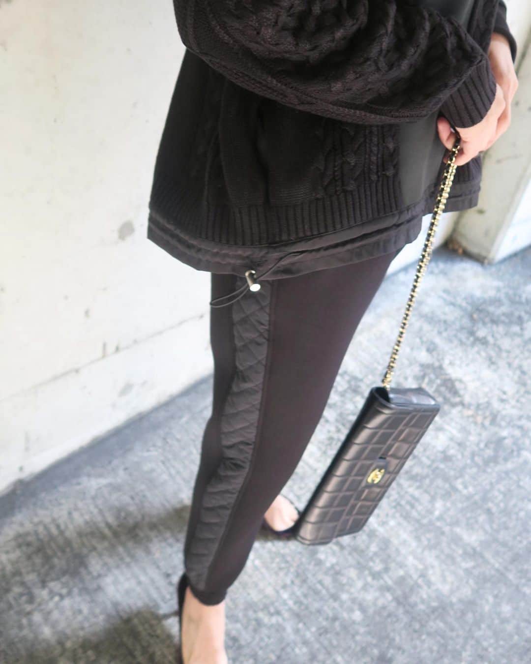 Mai Wakimizuさんのインスタグラム写真 - (Mai WakimizuInstagram)「久しぶりにall black coordinate!!発売を楽しみにしていたキルティングパンツ、履き心地最高抜群完璧♡笑 サイドのキルティング、後ろポケット、裾のリブなどこだわりポイント沢山！とにかくこの1本で一気にこなれた感が出てこの冬お気に入りの一つ♡合わせたニットはボンディングとのドッキングで、アジャスターで絞ると丸みのあるシルエットに。私は絞らずフレアバージョンで＼(^o^)／去年も大人気だったシリーズです♡ #wakkinstyle#ootd#coordinate#ママコーデ tops&pants:#linkable @linkable_official(来週19日発売予定) bag:#chanel shoes:#manoloblahnik」11月13日 11時09分 - wakkin__m