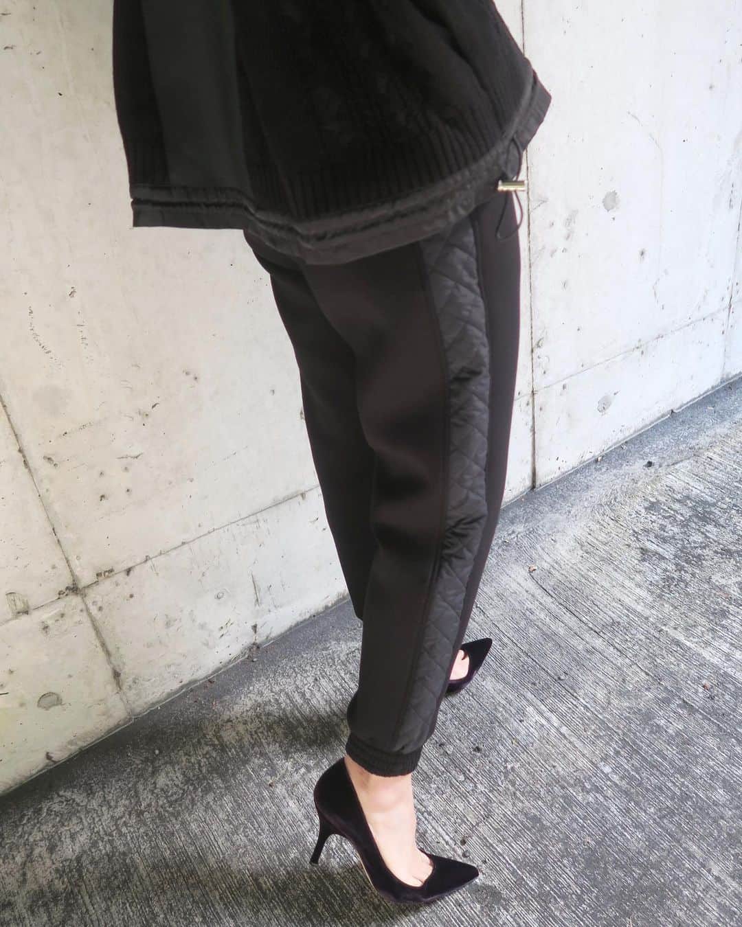 Mai Wakimizuさんのインスタグラム写真 - (Mai WakimizuInstagram)「久しぶりにall black coordinate!!発売を楽しみにしていたキルティングパンツ、履き心地最高抜群完璧♡笑 サイドのキルティング、後ろポケット、裾のリブなどこだわりポイント沢山！とにかくこの1本で一気にこなれた感が出てこの冬お気に入りの一つ♡合わせたニットはボンディングとのドッキングで、アジャスターで絞ると丸みのあるシルエットに。私は絞らずフレアバージョンで＼(^o^)／去年も大人気だったシリーズです♡ #wakkinstyle#ootd#coordinate#ママコーデ tops&pants:#linkable @linkable_official(来週19日発売予定) bag:#chanel shoes:#manoloblahnik」11月13日 11時09分 - wakkin__m