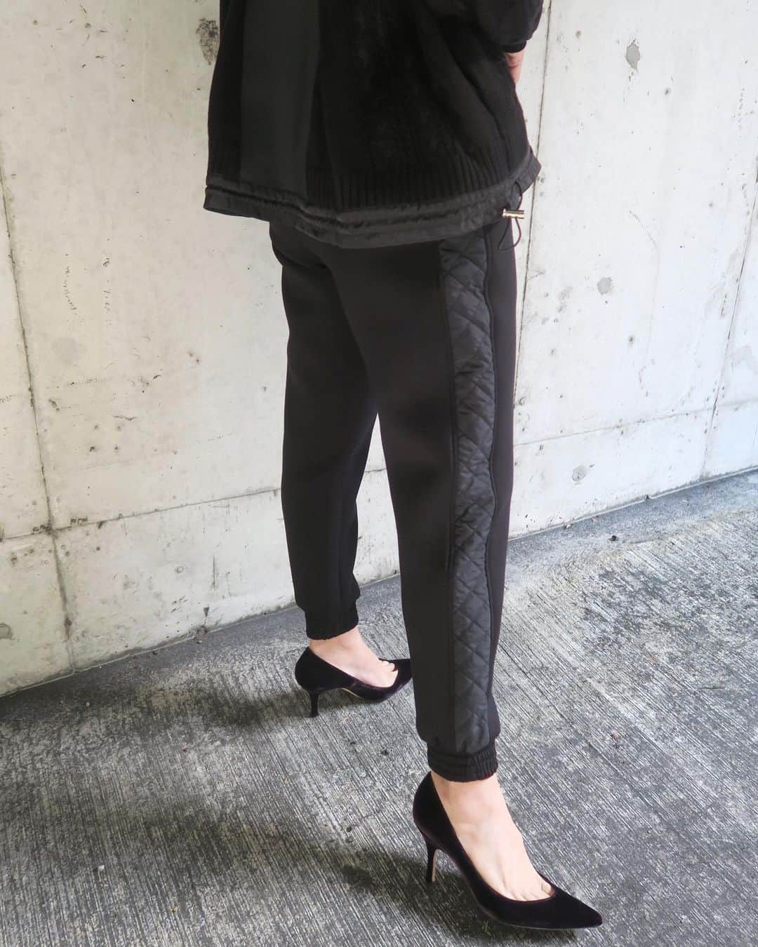 Mai Wakimizuさんのインスタグラム写真 - (Mai WakimizuInstagram)「久しぶりにall black coordinate!!発売を楽しみにしていたキルティングパンツ、履き心地最高抜群完璧♡笑 サイドのキルティング、後ろポケット、裾のリブなどこだわりポイント沢山！とにかくこの1本で一気にこなれた感が出てこの冬お気に入りの一つ♡合わせたニットはボンディングとのドッキングで、アジャスターで絞ると丸みのあるシルエットに。私は絞らずフレアバージョンで＼(^o^)／去年も大人気だったシリーズです♡ #wakkinstyle#ootd#coordinate#ママコーデ tops&pants:#linkable @linkable_official(来週19日発売予定) bag:#chanel shoes:#manoloblahnik」11月13日 11時09分 - wakkin__m