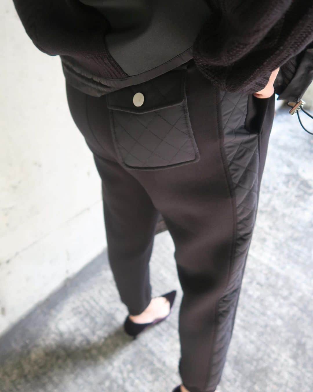 Mai Wakimizuさんのインスタグラム写真 - (Mai WakimizuInstagram)「久しぶりにall black coordinate!!発売を楽しみにしていたキルティングパンツ、履き心地最高抜群完璧♡笑 サイドのキルティング、後ろポケット、裾のリブなどこだわりポイント沢山！とにかくこの1本で一気にこなれた感が出てこの冬お気に入りの一つ♡合わせたニットはボンディングとのドッキングで、アジャスターで絞ると丸みのあるシルエットに。私は絞らずフレアバージョンで＼(^o^)／去年も大人気だったシリーズです♡ #wakkinstyle#ootd#coordinate#ママコーデ tops&pants:#linkable @linkable_official(来週19日発売予定) bag:#chanel shoes:#manoloblahnik」11月13日 11時09分 - wakkin__m