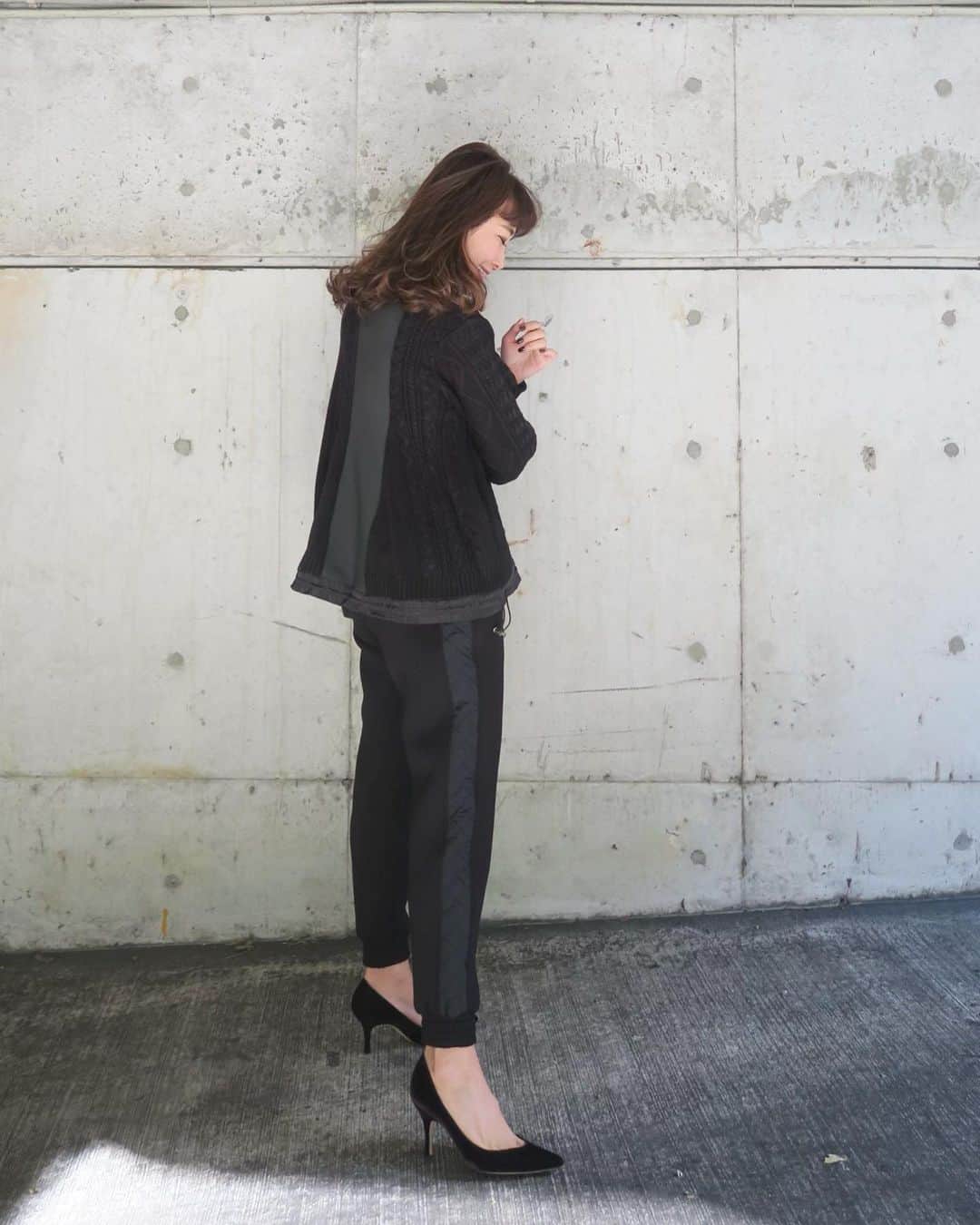 Mai Wakimizuさんのインスタグラム写真 - (Mai WakimizuInstagram)「久しぶりにall black coordinate!!発売を楽しみにしていたキルティングパンツ、履き心地最高抜群完璧♡笑 サイドのキルティング、後ろポケット、裾のリブなどこだわりポイント沢山！とにかくこの1本で一気にこなれた感が出てこの冬お気に入りの一つ♡合わせたニットはボンディングとのドッキングで、アジャスターで絞ると丸みのあるシルエットに。私は絞らずフレアバージョンで＼(^o^)／去年も大人気だったシリーズです♡ #wakkinstyle#ootd#coordinate#ママコーデ tops&pants:#linkable @linkable_official(来週19日発売予定) bag:#chanel shoes:#manoloblahnik」11月13日 11時09分 - wakkin__m