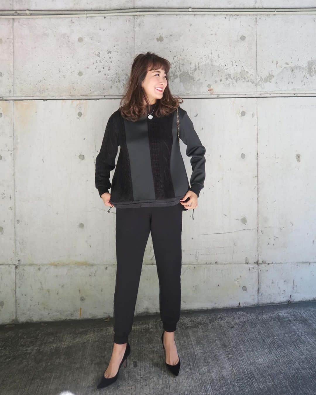 Mai Wakimizuのインスタグラム：「久しぶりにall black coordinate!!発売を楽しみにしていたキルティングパンツ、履き心地最高抜群完璧♡笑 サイドのキルティング、後ろポケット、裾のリブなどこだわりポイント沢山！とにかくこの1本で一気にこなれた感が出てこの冬お気に入りの一つ♡合わせたニットはボンディングとのドッキングで、アジャスターで絞ると丸みのあるシルエットに。私は絞らずフレアバージョンで＼(^o^)／去年も大人気だったシリーズです♡ #wakkinstyle#ootd#coordinate#ママコーデ tops&pants:#linkable @linkable_official(来週19日発売予定) bag:#chanel shoes:#manoloblahnik」