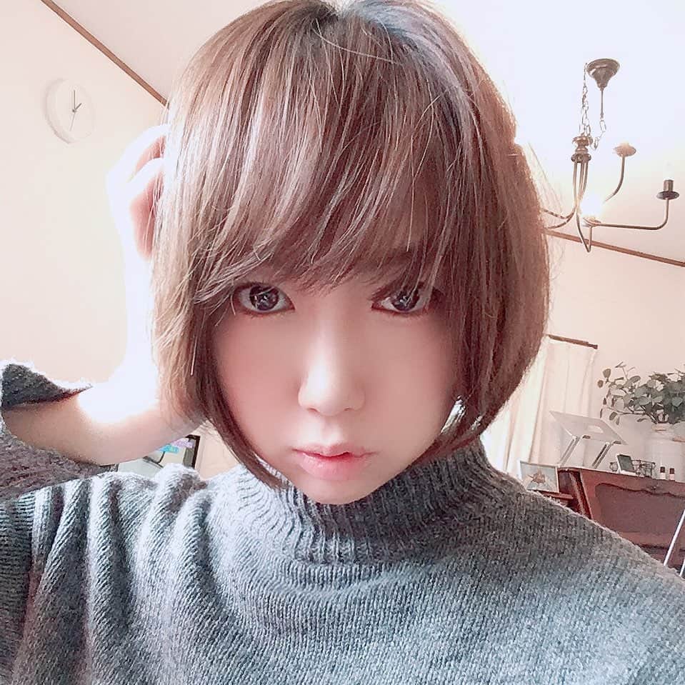 Julie Wataiのインスタグラム：「髪ボサボサ！切りたいー✂️」