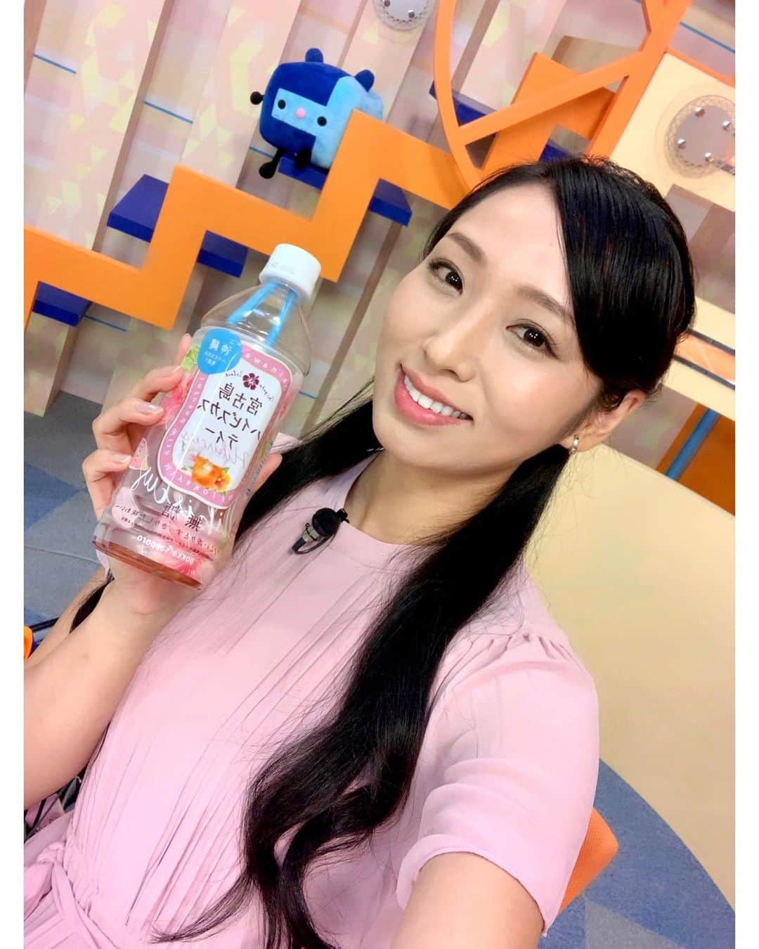 のインスタグラム：「来週11/16(月)12:00〜のトコチャンワイド📺 【神戸麻衣のMaiブーム】コーナーでは、ロート製薬が初めて作った女性のためのプロテイン《プロポ》と《ウォーミングセラム》をご紹介します💓 @propo_official  ロート製薬認定《ロートスポーツビューティマイスター》として活動しており、プロポとウォームセラムを愛用している私が素直な感想と魅力を皆さんにお伝えしたいな、と考えています🥰 . . そして、コーナーの最後には素敵な視聴者プレゼントのお知らせがあります☺️🎁💓 是非チェックしてくださいね✔️❤️ 私のSNSをフォローしてくださると当選率が上がるかも…✨ . . 生放送は、どなたでもストリーミング放送でご覧いただけます✨ 県外でも見れますよ〜☺️ . 視聴方法📺 ⭐️ケーブルテレビ ⭐️対象地域外の方、スマホ閲覧の方は ①トコちゃんWEBへアクセス ②ストリーミング放送ページへ (※観れない方は下へスクロールして、注意事項のうまく見られない方はこちらをクリック) https://tocochan.tv/special/index.html . . ※ちなみに手に持っている宮古島ハイビスカスティーは、関係ありません🌺笑 美味しかったよーって写真です🤣 #司会 #mc #モデル #model #リポーター #ナレーター #reporter #ナレーション #スポーツmc  #イベント #イベントmc #神戸麻衣 #トコチャンワイド #キャスター #沼津 #静岡 #静岡モデル #tokai #トーカイケーブルテレビ #神戸麻衣のmaiブーム」