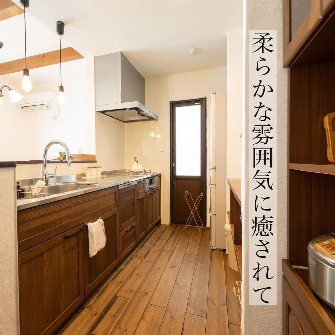 homelife 夢を叶える暮らし方のインスタグラム：「【自然素材のキッチン】  . システムキッチンのデザインもカスタマイズできるんです！ おうちの雰囲気に合わせて素材感を選ぶと◎ . . こちらのお家はアーキホームライフのお施主様邸の施工写真です。 その他の施工写真は、 @homelife_gallery のURLからご覧いただけます。 . 家づくりの資料請求はコチラから @homelife_shiryou . . #自然素材 #キッチン #システムキッチン #タカラスタンダード #ナチュラルな家 #かわいい家 #輸入風住宅 #丁寧な暮らし #輸入住宅風 #素朴 #マイホーム計画 #ローコスト住宅 #マイホーム #かっこいい家 #間取り #シンプルな暮らし #暮らしを楽しむ #注文住宅 #自由設計 #デザイン住宅 #リノベ #リフォーム  #homelife_京都 #homelife_大阪 #homelife_兵庫 #ホームライフ #ホームライフ100 #アーキホームライフ #グランピング #ベランピング」