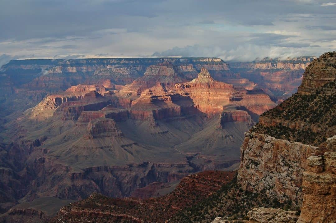 アメリカ内務省さんのインスタグラム写真 - (アメリカ内務省Instagram)「Though access to the remote North Rim is now closed, the South Rim of Grand Canyon National Park in #Arizona will continue to astound visitors though the fall and winter. Famous around the world, nothing truly prepares you for seeing it in person. The sheer scale of the Grand Canyon forces every visitor to contemplate the incredible time it took for water and wind to carve this enormous landscape. Looking into its depths, studying its colorful layers and marveling at its magnitude, the experience can be overwhelming. Photo by Michael Quinn, National Park Service. #usinterior #FindYourPark」11月13日 11時15分 - usinterior