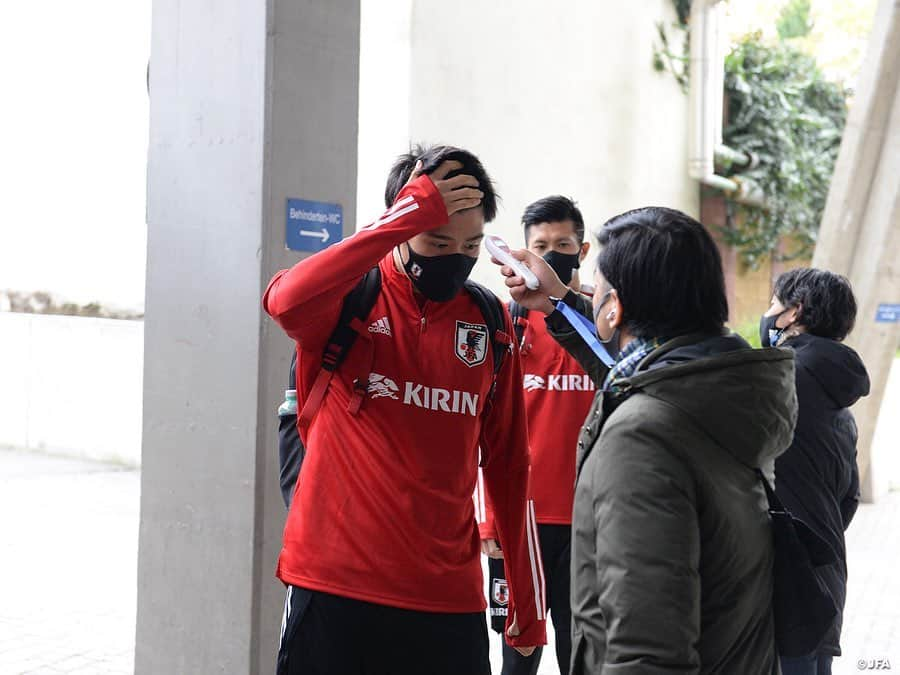 日本サッカー協会さんのインスタグラム写真 - (日本サッカー協会Instagram)「【2020.11.12 Training①📸】  11/12（木）パナマ代表との試合会場となるStadion Graz Liebenauで前日練習に臨みました。  中断していた2022年のFIFAワールドカップ・アジア2次予選が来年3月に再開されることがAFCから発表され、今回の2試合はその予選を控えて最後の実戦の機会となります。  #森保一 監督はオンラインで会見に臨み、「相手が困るような攻撃、守備をしたい」と抱負を述べました。  ⌚11.13(金)23:15KO（日本時間） 🆚パナマ🇵🇦 📺フジテレビ系列にて全国生中継（一部地域除く） ✅活動中の様子を映した #TeamCam は YouTubeチャンネル #JFATV で配信中！ 試合前に要チェック📹 ぜひ！チャンネル登録をお願いします。  #daihyo #SAMURAIBLUE #新しい景色を2022」11月13日 11時16分 - japanfootballassociation