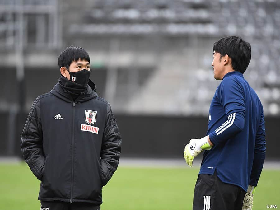 日本サッカー協会さんのインスタグラム写真 - (日本サッカー協会Instagram)「【2020.11.12 Training①📸】  11/12（木）パナマ代表との試合会場となるStadion Graz Liebenauで前日練習に臨みました。  中断していた2022年のFIFAワールドカップ・アジア2次予選が来年3月に再開されることがAFCから発表され、今回の2試合はその予選を控えて最後の実戦の機会となります。  #森保一 監督はオンラインで会見に臨み、「相手が困るような攻撃、守備をしたい」と抱負を述べました。  ⌚11.13(金)23:15KO（日本時間） 🆚パナマ🇵🇦 📺フジテレビ系列にて全国生中継（一部地域除く） ✅活動中の様子を映した #TeamCam は YouTubeチャンネル #JFATV で配信中！ 試合前に要チェック📹 ぜひ！チャンネル登録をお願いします。  #daihyo #SAMURAIBLUE #新しい景色を2022」11月13日 11時16分 - japanfootballassociation