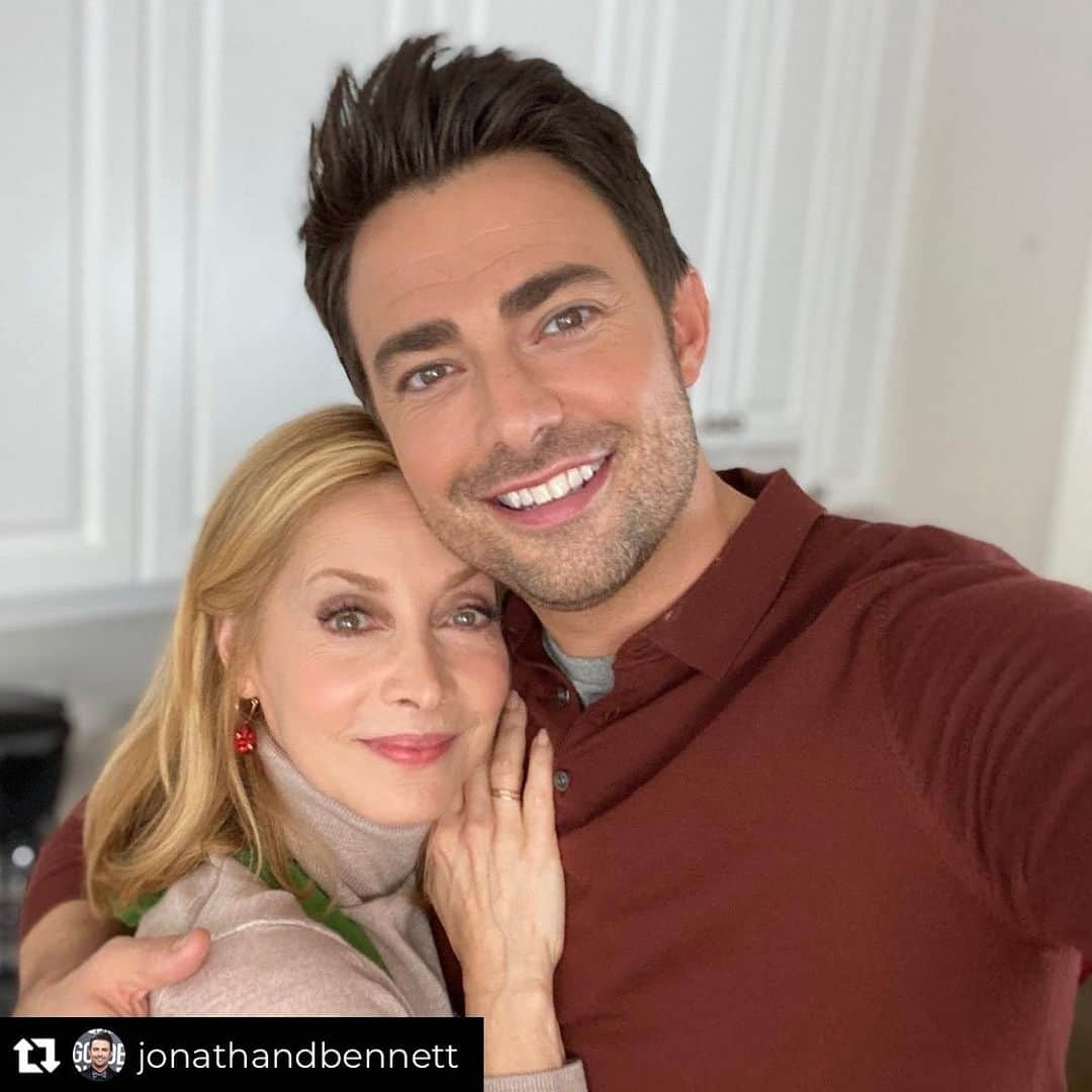 シャロン・ローレンスさんのインスタグラム写真 - (シャロン・ローレンスInstagram)「I love you too @jonathandbennett and #thechristmashouse that brought us together 🥰 Repost from @jonathandbennett • Growing up I can only imagine what younger me would’ve thought of this moment.  Being on set of a @hallmarkchannel movie with Broadway & TV legend @sharonelawrence as your mother makes the theater nerd side of me do a kick ball change! There were so many moments during our scenes when Sharon would look at me and I could literally feel my mom with us at that moment. I called them God winks. My mother was an incredible woman, and to have Sharon be my mother for this special story, that I wish my mom could see, is pretty incredible too. I can’t wait for you to see the unconditional love between a mother and her gay son in The Christmas House 11.22.20 8pm」11月13日 11時16分 - sharonelawrence