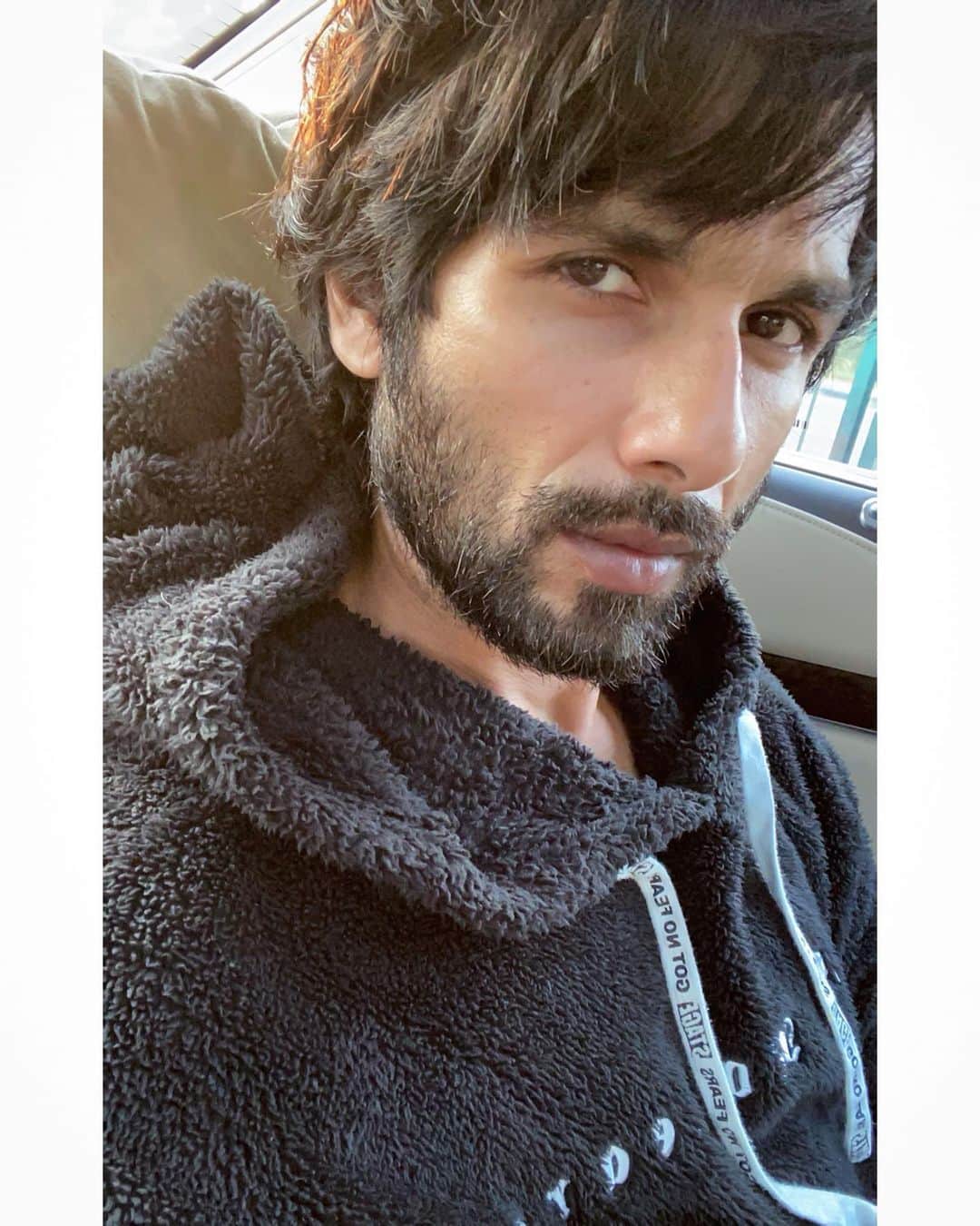 シャーヒド・カプールのインスタグラム：「Winter is coming .... morning all.」