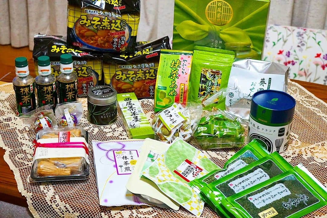 石関友梨のインスタグラム：「視聴者様からお手紙と西尾の抹茶づくし！西尾の抹茶はとても美味しいと評判を聞いていたのでとっても嬉しすぎましたっ(∗•ω•∗)  こんなに沢山ありがとうございます🎀 大切に頂きます✨  私に出来ることは少ないですが どうかお元気でお過ごしください(*´ｖ｀)💜❤💙💚  #西尾抹茶 #抹茶スイーツ #愛知グルメ #プレゼント #ありがとう #感謝」