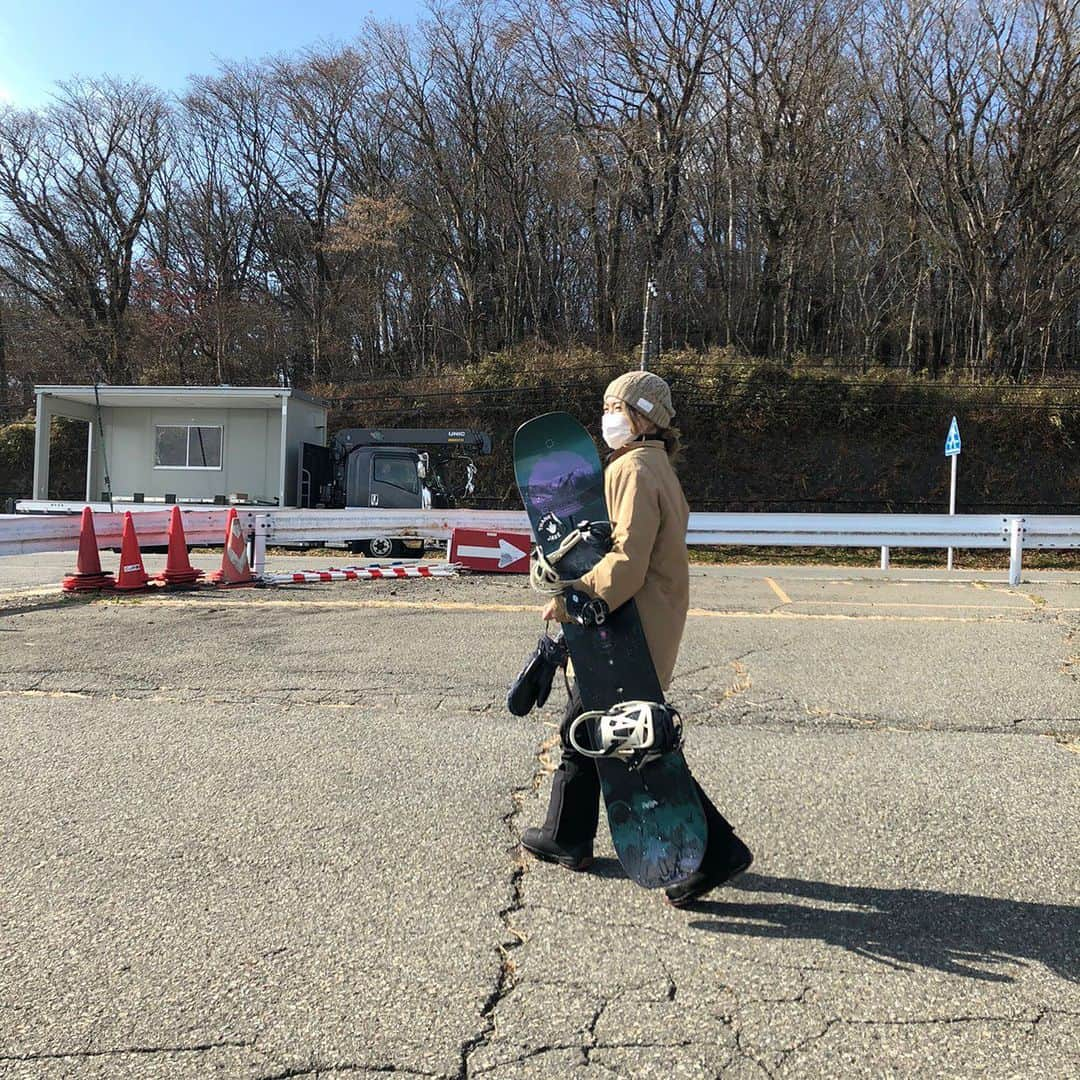 大江光のインスタグラム：「シーズンイン🏂 やっぱり外で滑るって気持ちいいね〜☀️  今シーズンも宜しくお願いします〜  📸 @ishii_b13  . . . .  #yeti #イエティ  #バートン #burton  #シーズンイン #スノーボード女子  #新しい道具は次から🤫」