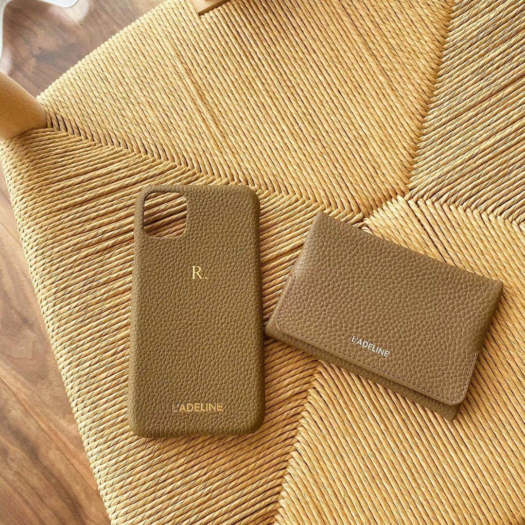i_am_romikoのインスタグラム：「iPhoneケースを新調しました🐑🌿 上質なレザーやから高級感あってめっちゃお気に入り！！ @ladeline_official . . 同じデザインのティッシュケースが貰えるイベントもしてるみたいなのでストーリーで告知されてるので是非チェックしてみてください！ 🗣クーポンコード『romiko』入力で12月31日まで10%OFFに なります🎄🎁 . . #ladeline#ladeline_official#ラデリンヌ#iphoneケース」